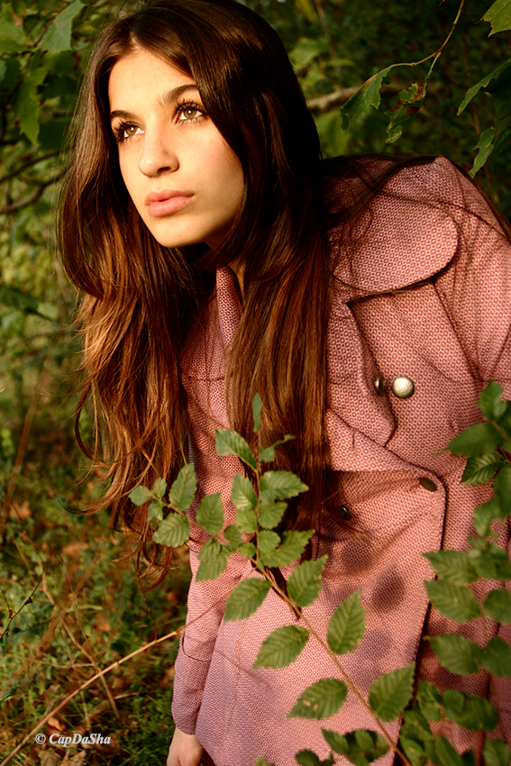 Modella in posa dinamica per lookbook streetwear a Milano, scatto per brand emergenti. Fotografa Charlotte D. Capuana | CapDaSha 