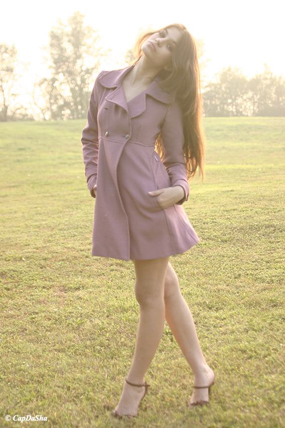 Book fotografico professionale modella in parco, ritratto di moda con luce calda. Fotografa per modelli Milano, servizi fotografici moda Milano.