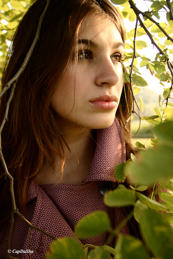 Campagna pubblicitaria moda, modello in cappotto rosa antico, luce naturale al tramonto, Direzione Creativa Fashion Milano. Fotografa Charlotte D. Capuana | CapDaSha 