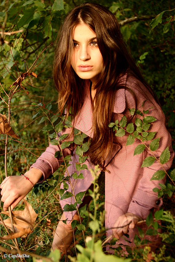 Servizi fotografici portfolio moda in esterno, modella in posa dinamica  nel parco  di Milano.