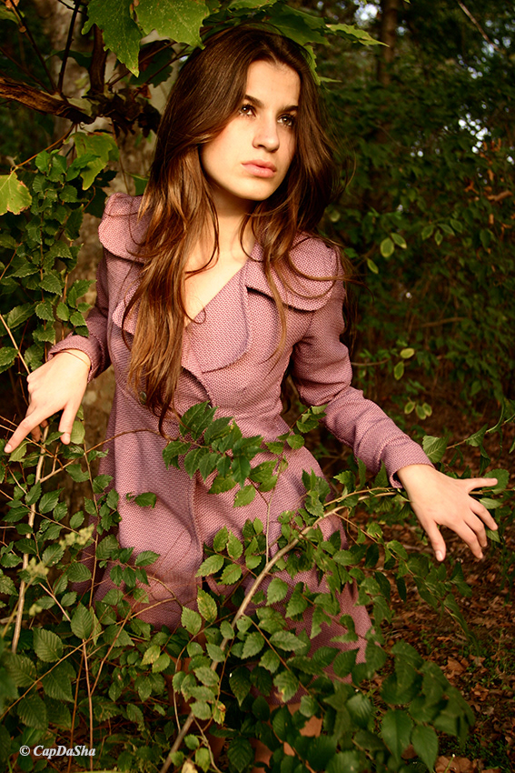 Modella in posa dinamica per lookbook streetwear a Milano, scatto per brand emergenti. Fotografa Charlotte D. Capuana | CapDaSha 