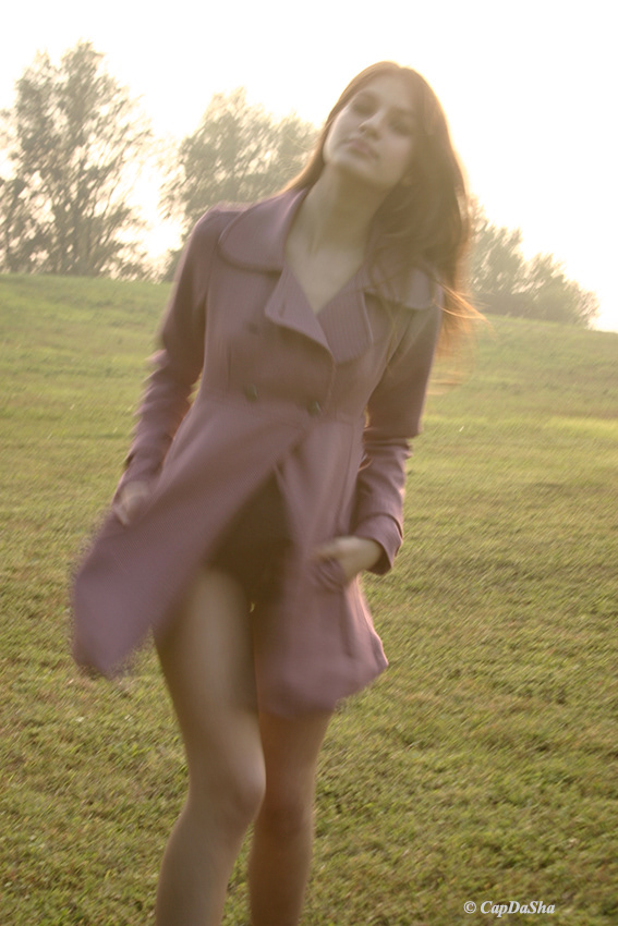 Book fotografico professionale modella in parco, ritratto di moda con luce calda. Fotografa per modelli Milano, servizi fotografici moda Milano.