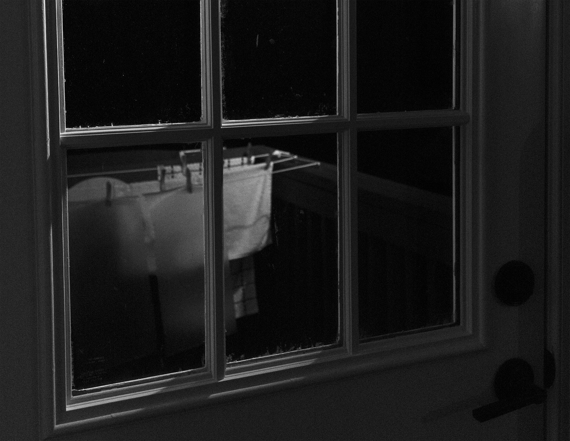 I took this picture during house settlement. Kitchen side, there is a porch which is very convenient for hanging cleaning towels. It's one of the daylong working nights again.