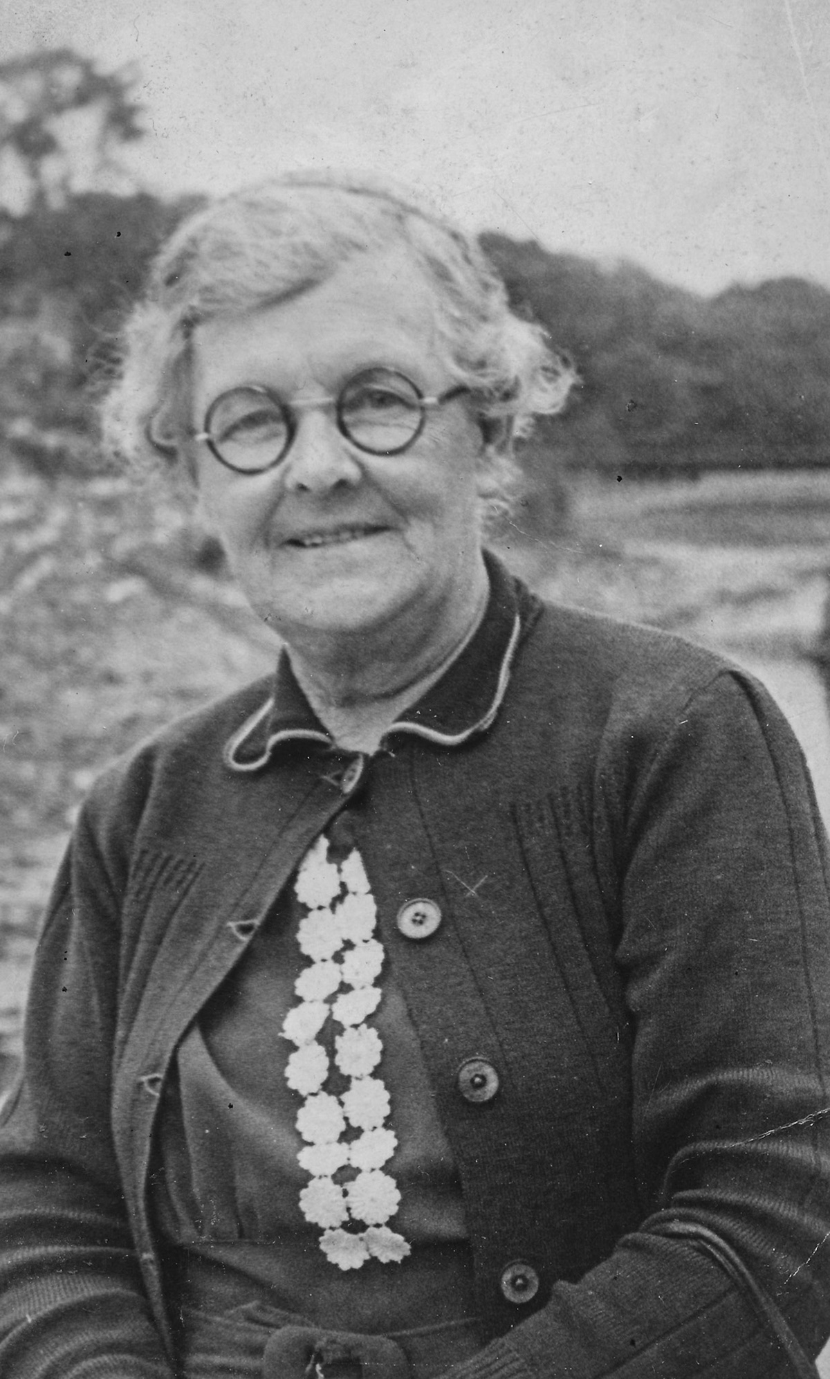 "A Merry Xmas and a Happy New Year to all. Maggie and family" Could this be Aunt Polly in America?