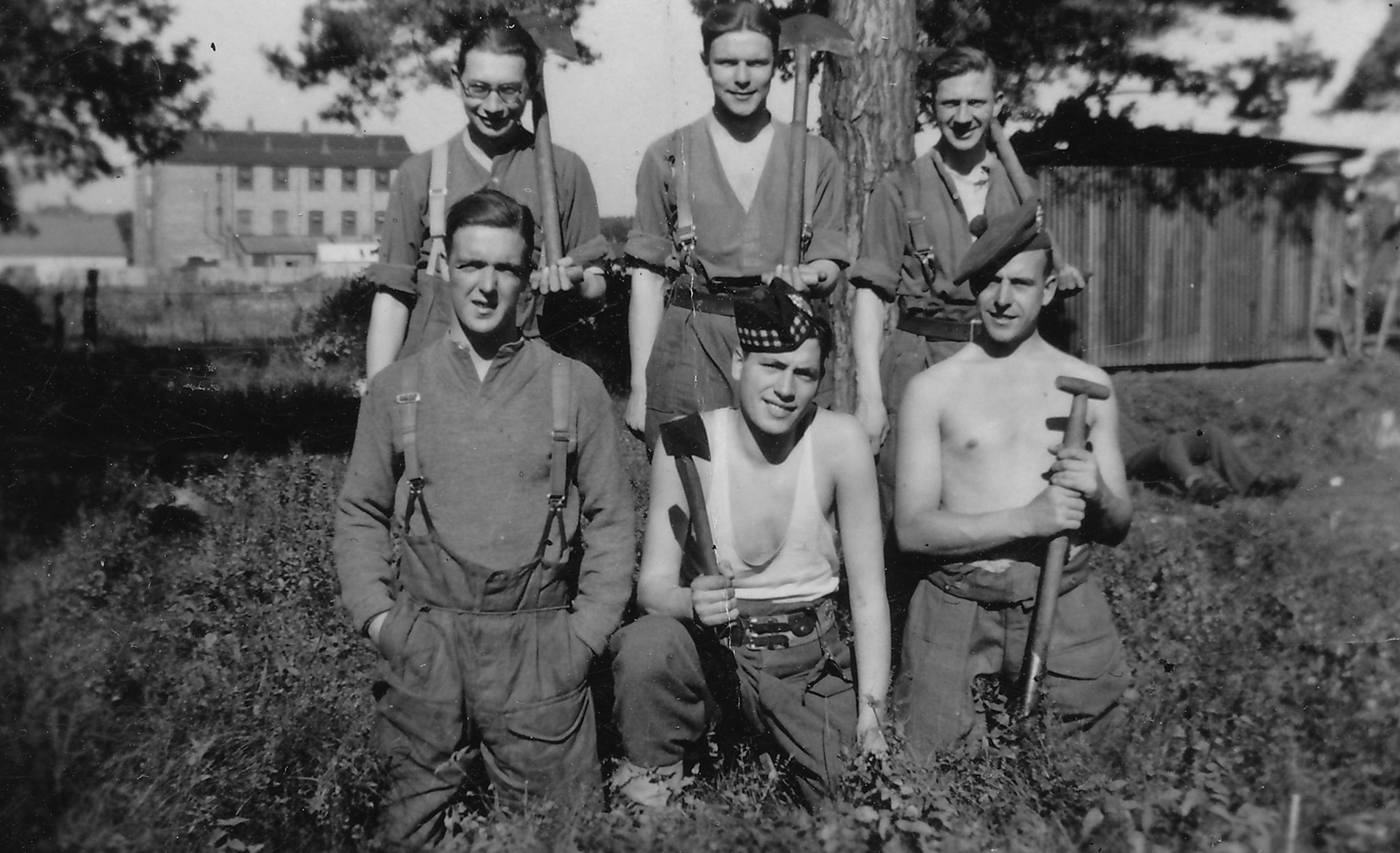 Frank Hill and his army pals 1940