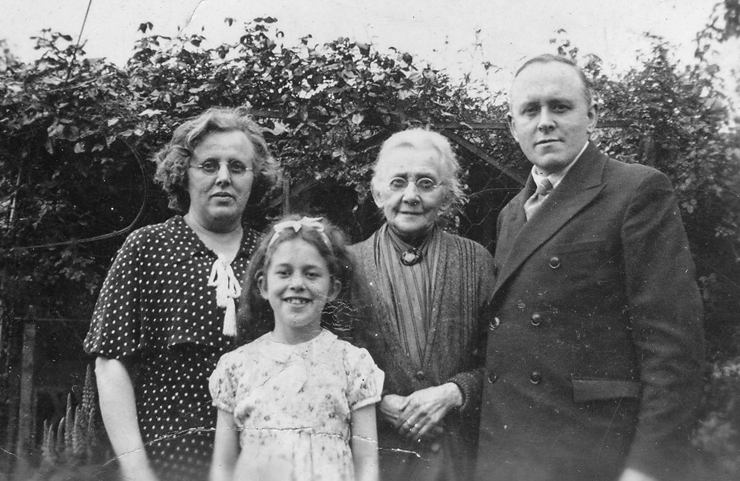 Aunt Isabella Stainthorpe, Cousin Annie Stainthorpe, Cousin Dr Charles Stainthorpe and his daughter.