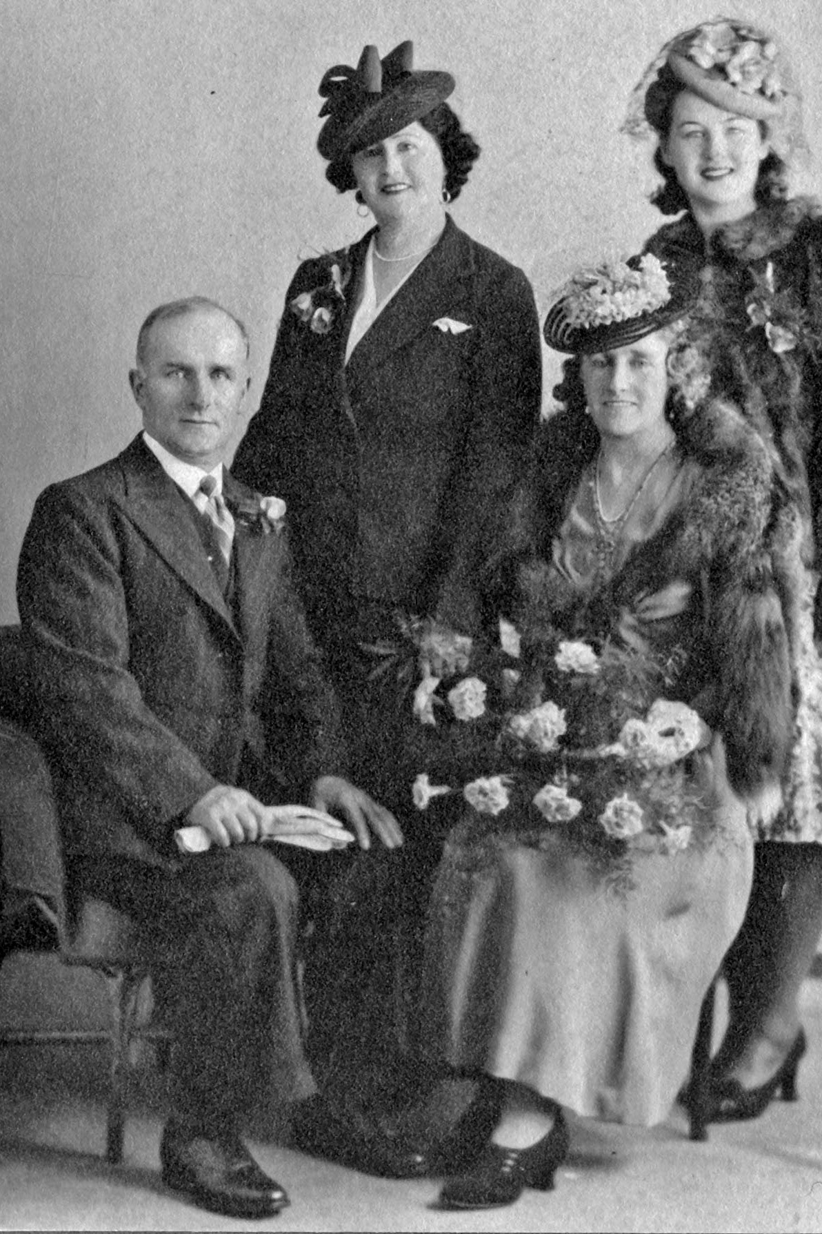 Irene recalls "At a wedding. Nana Brown, Irene Hill plus two not recognised"