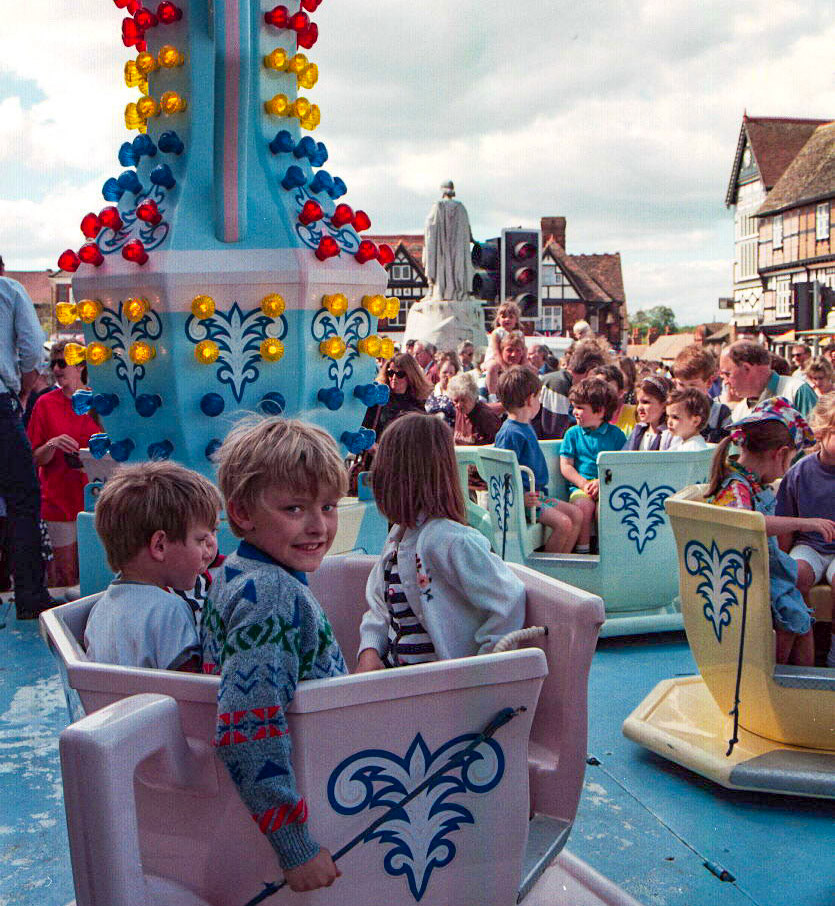Tea cup roundabout