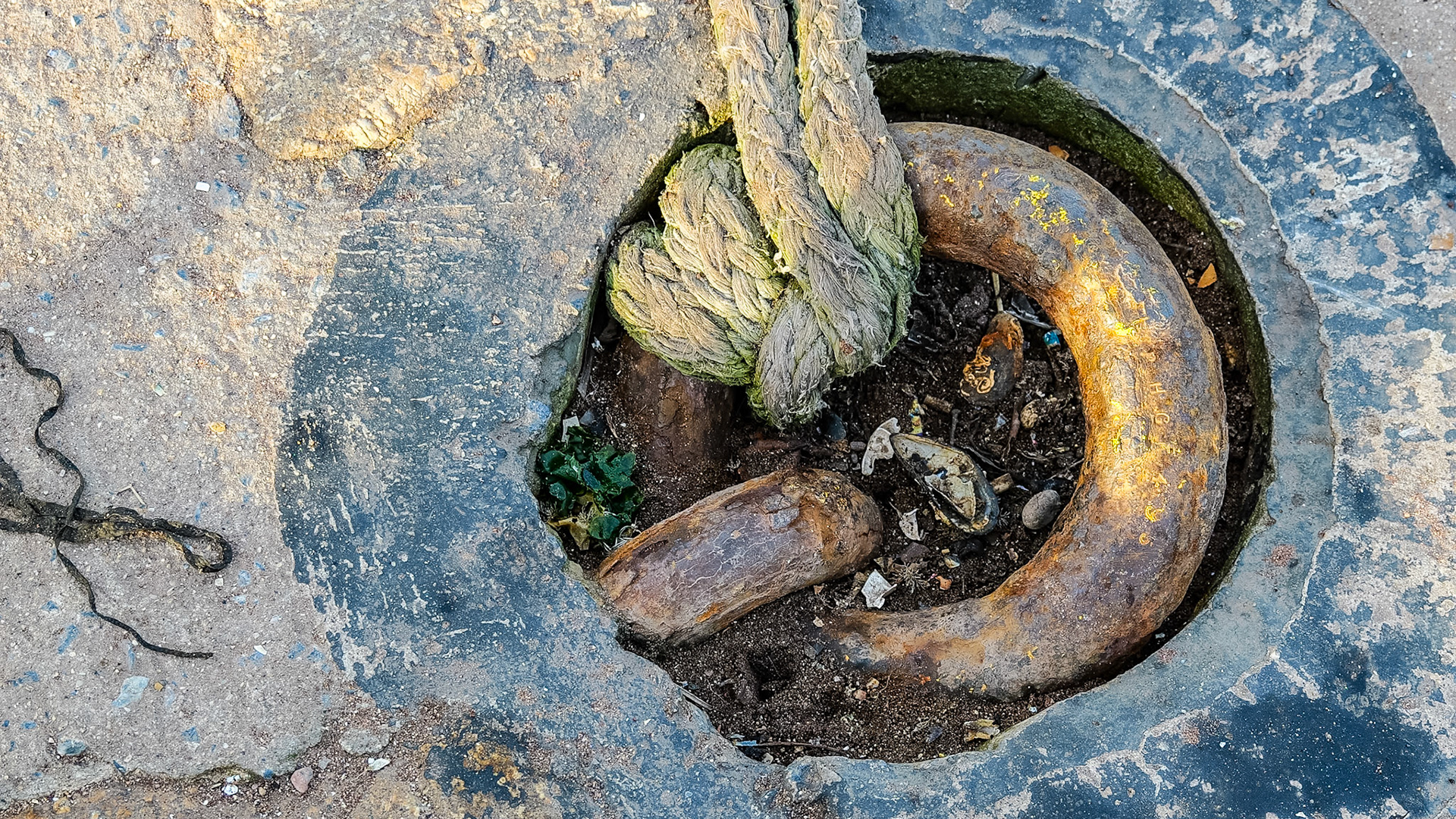 Rope and steel on the quayside