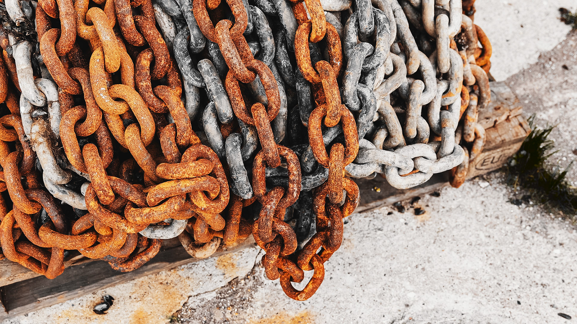 Chains on the quayside