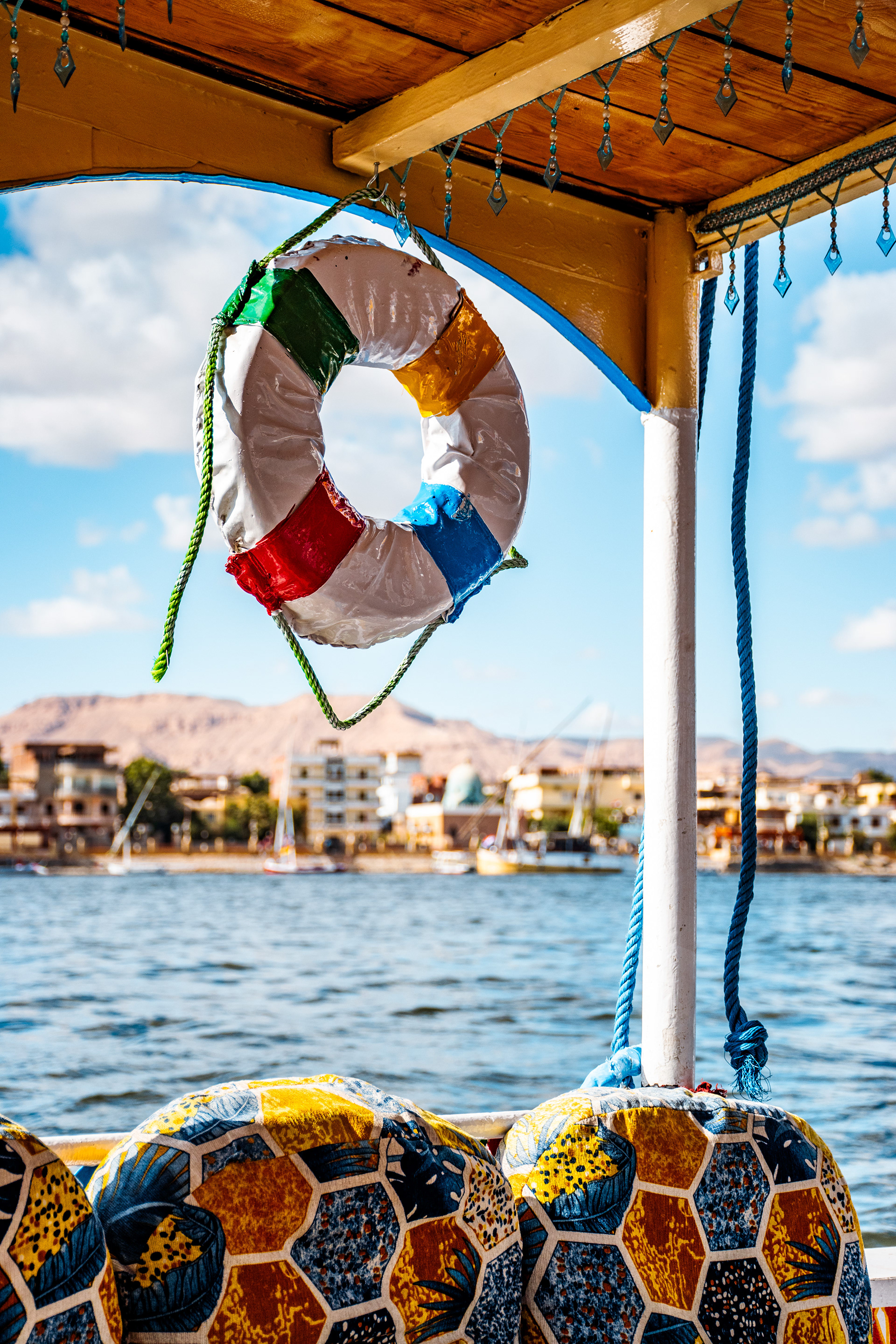 Blick vom Boot auf Luxor