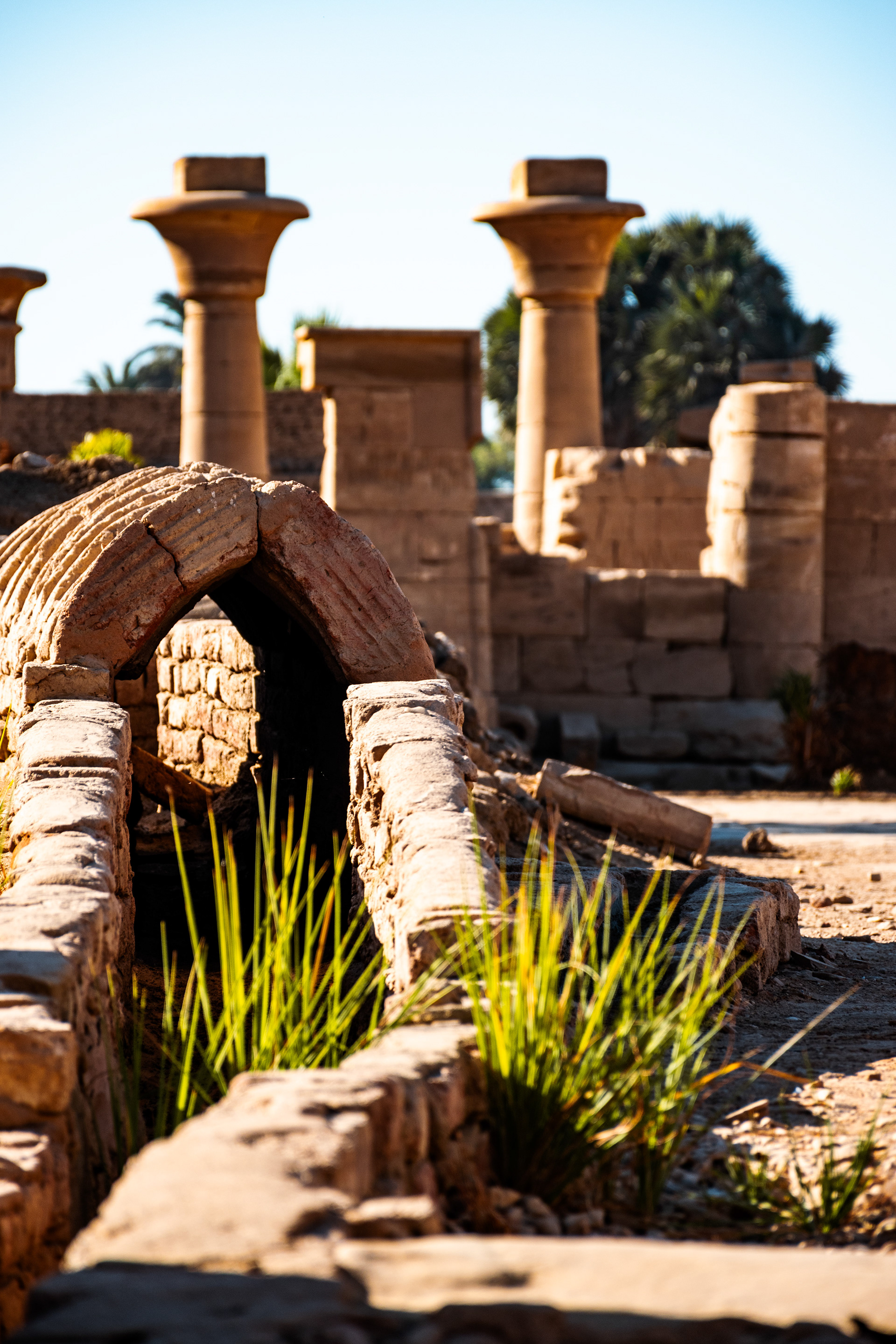 Abfluss-Infrastruktur im großen Hof