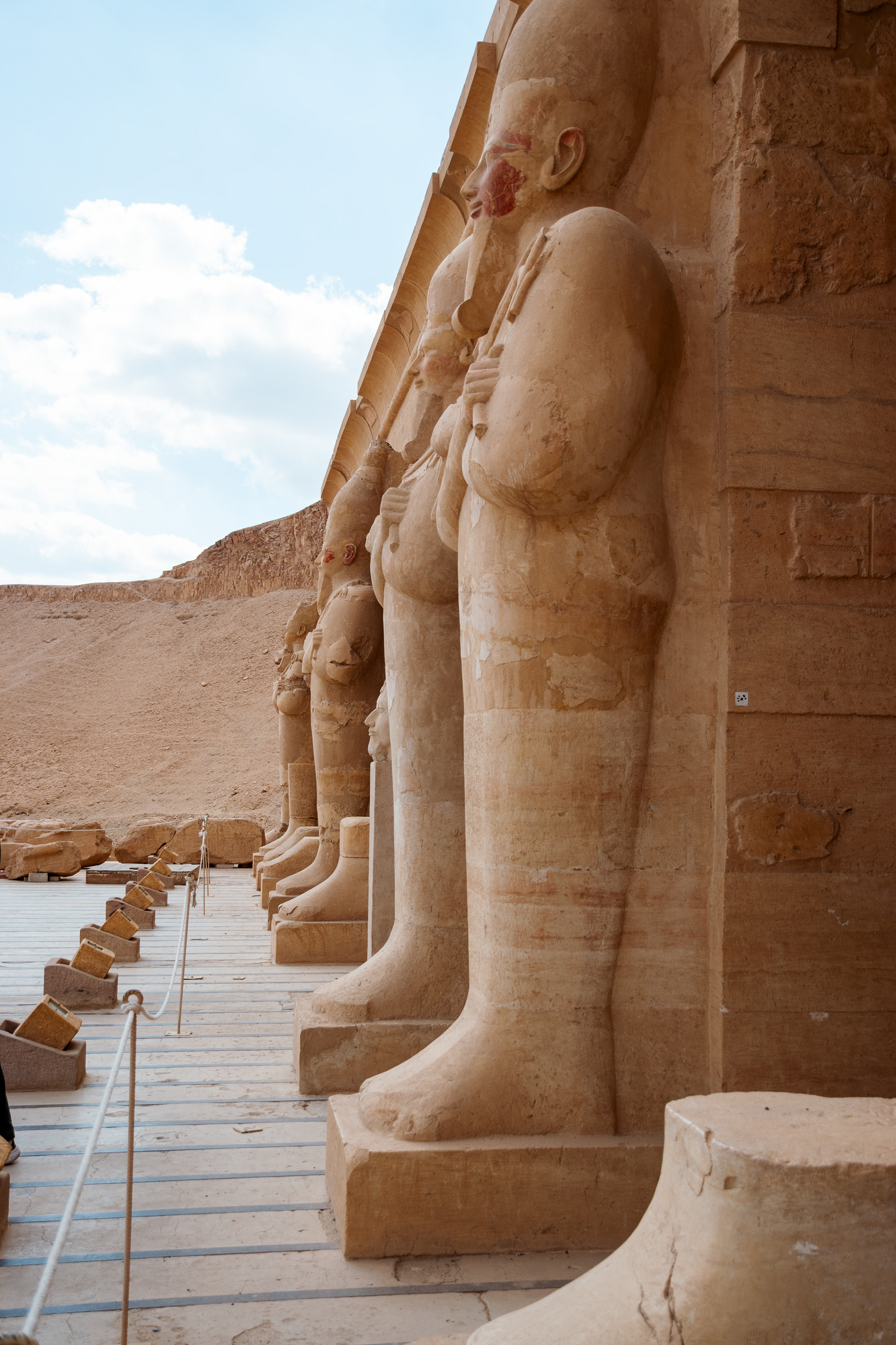 Statuenallee im Totentempel