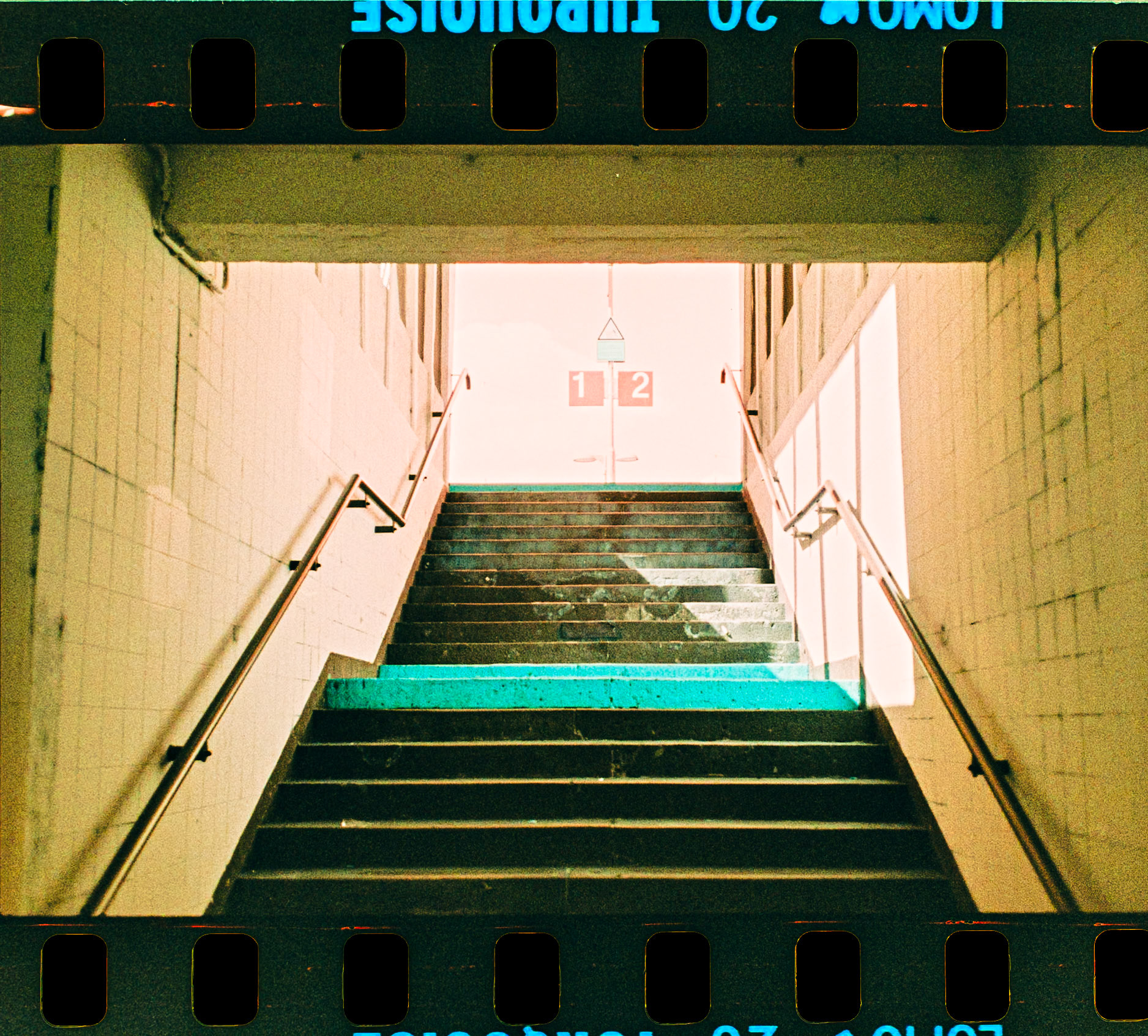 Rollei 35 S, Sonnar 2.8 / 40 mm Lomo Turquoise 100-400 ISO, Film was exposed at 400 ISO, Negativ self-developed with Adox C-41 Kit, Negative photographed with Pentax KP + SMC Macro Limited 28 mmEnsdorf Saarland Deutschland Europa