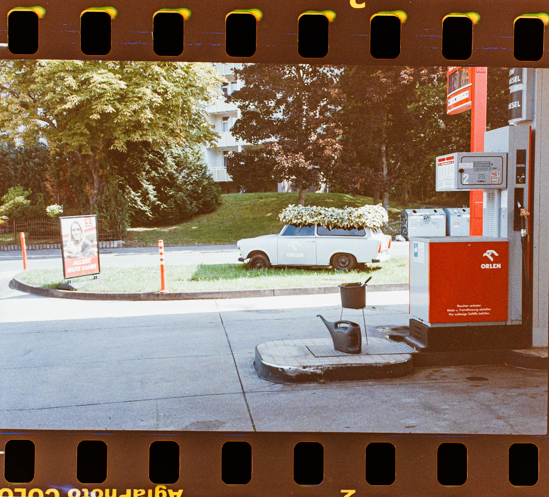 ANALOG Rollei 35 S ORWO WOLFEN NC500Rollei 35 S, Sonnar 2.8 / 40 mmORWO WOLFEN NC 500 ISO 400, Film was exposed at 400 ISO,Negativ self-developed with Adox C-41 Kit,Negative photographed with Pentax KP + SMC Macro Limited 28 mm