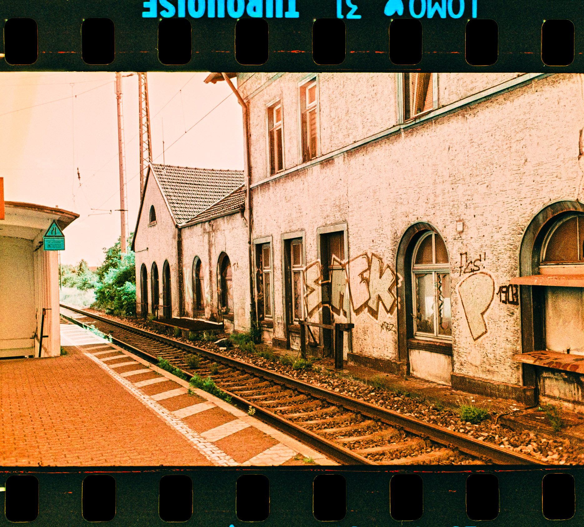 Rollei 35 S, Sonnar 2.8 / 40 mm Lomo Turquoise 100-400 ISO, Film was exposed at 400 ISO, Negativ self-developed with Adox C-41 Kit, Negative photographed with Pentax KP + SMC Macro Limited 28 mmEnsdorf Saarland Deutschland Europa
