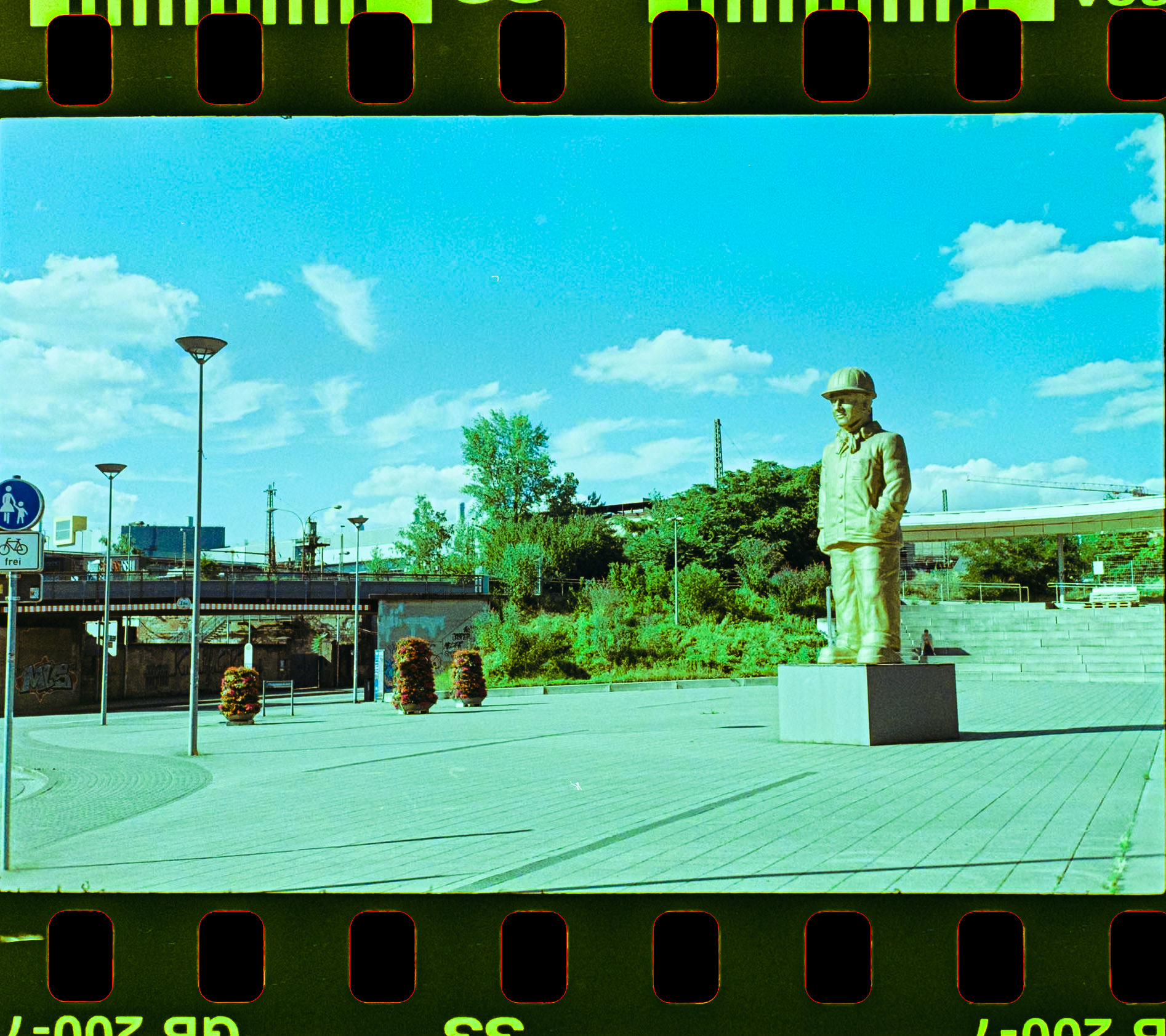 Rollei 35 S, Sonnar 2.8 / 40 mm, Kodak Gold ISO 200, Film was exposed at 200 ISO, Negativ self-developed with Adox C-41 Kit, Negative photographed with Pentax KP + SMC Macro Limited 28 mmVölklingen, Völklinger Hütte, Saarland Deutschland Europa