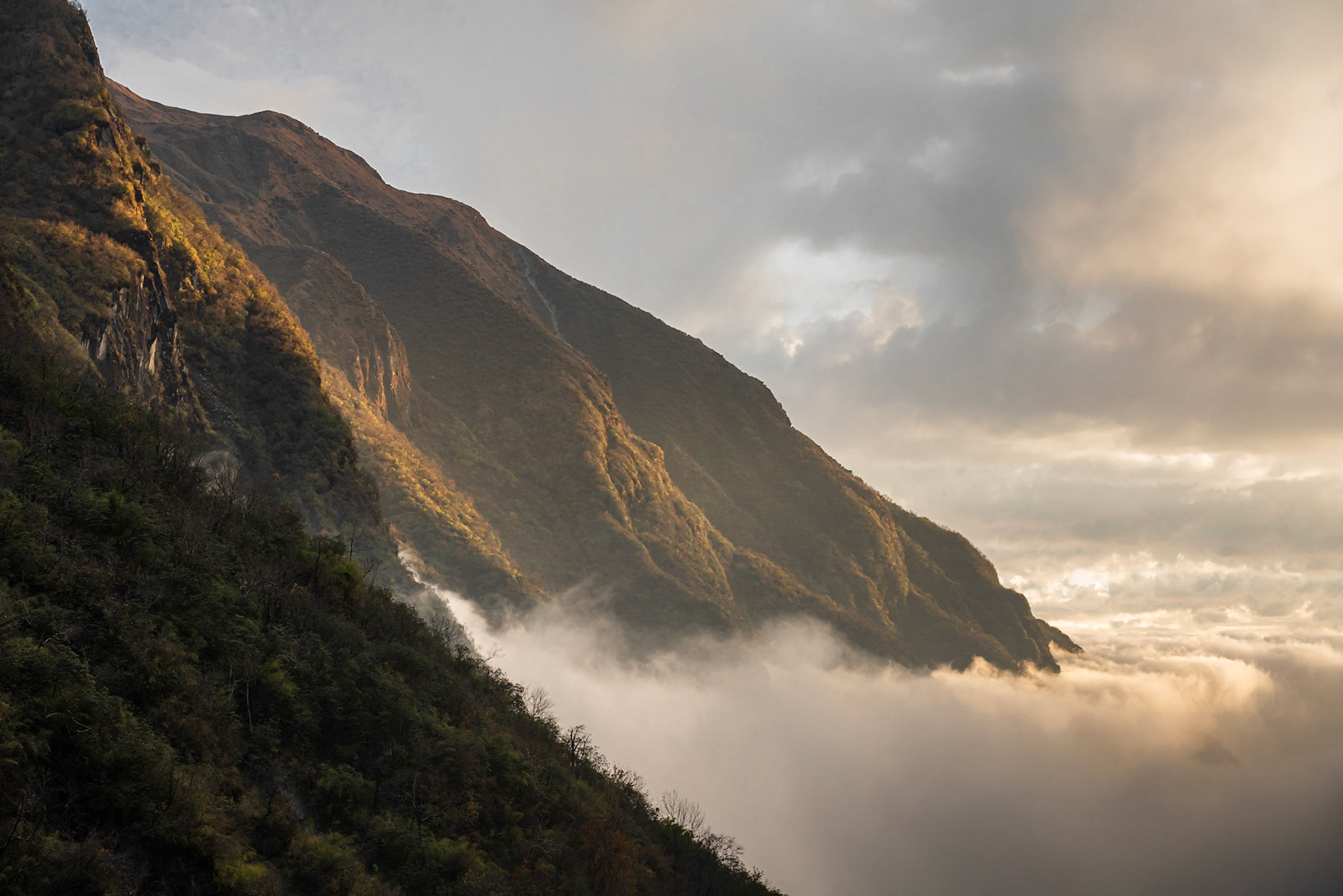 Clouds rising up the valley to Deuralia village in Annapurna