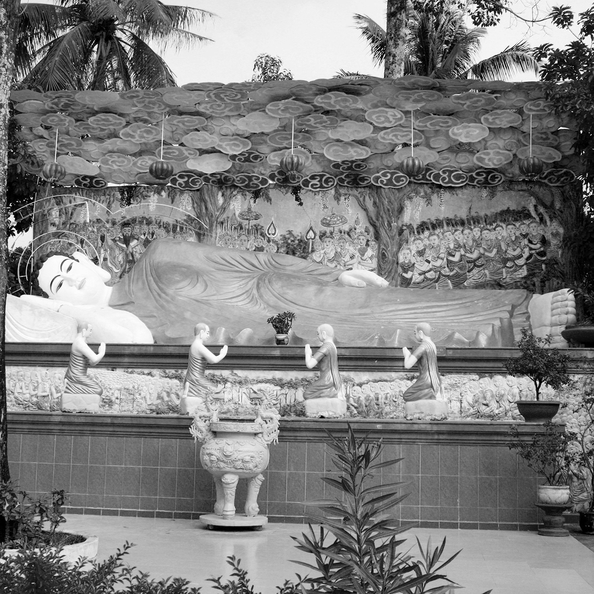 Even the buddhas are reclining!!