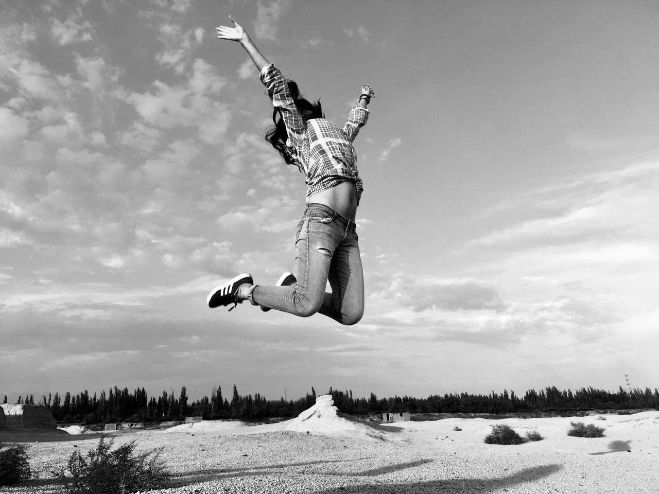 Gul jumping for joy