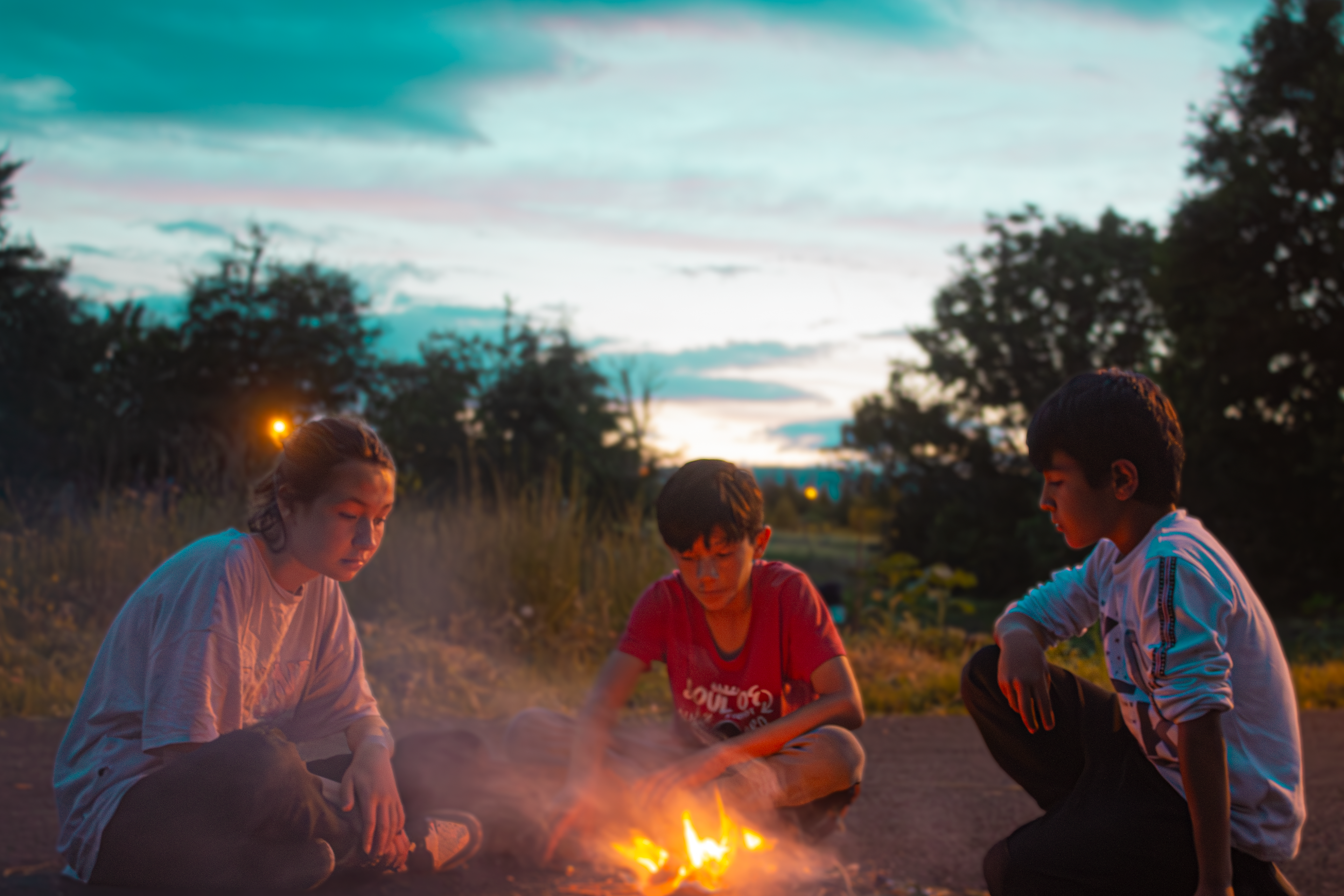 Ateş başında çocuklar