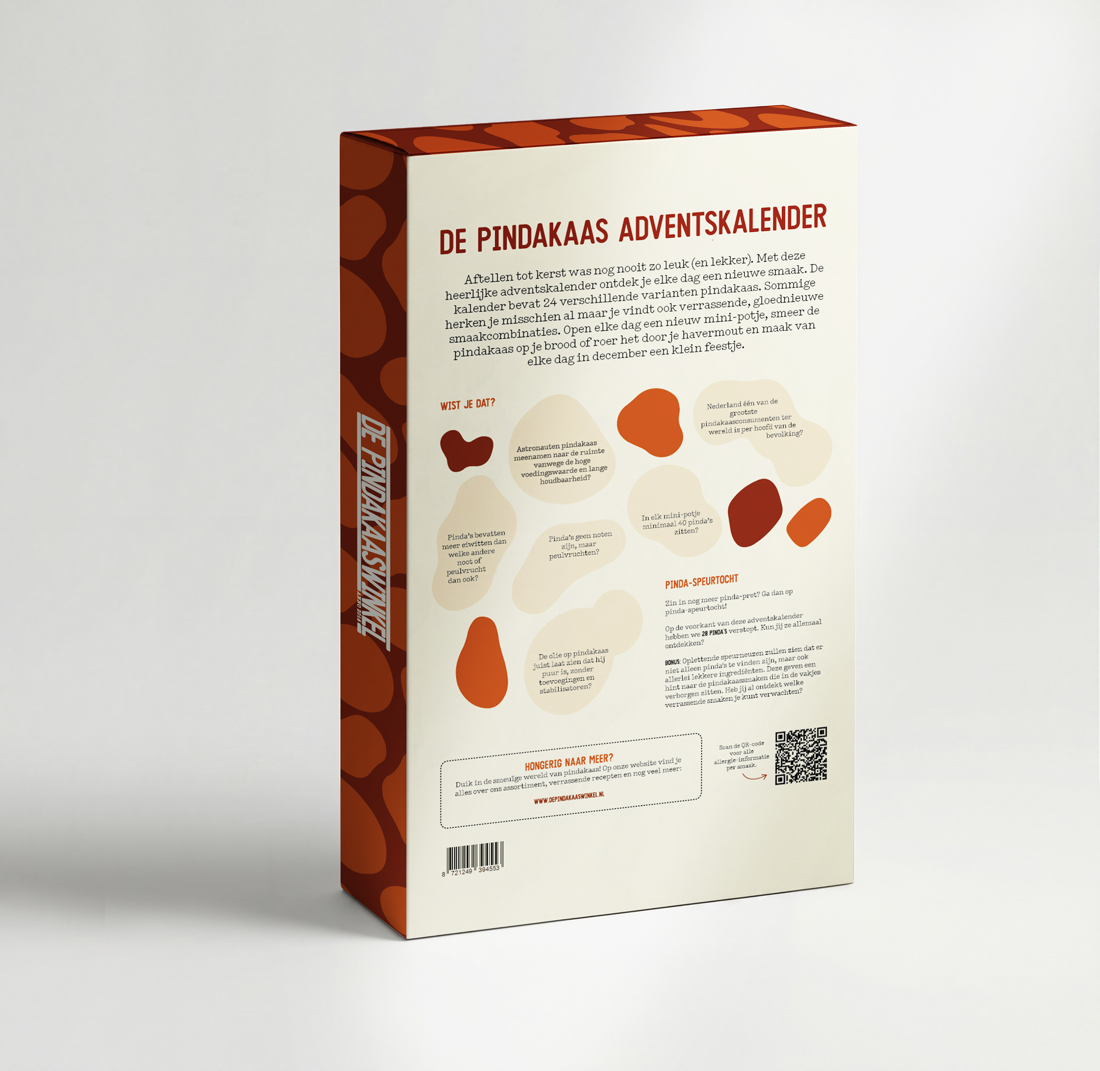 Back of the De Pindakaaswinkel Adventskalendar, with product details, colourful nut illustrations, a QR code, barcode, and festive brown-orange design.