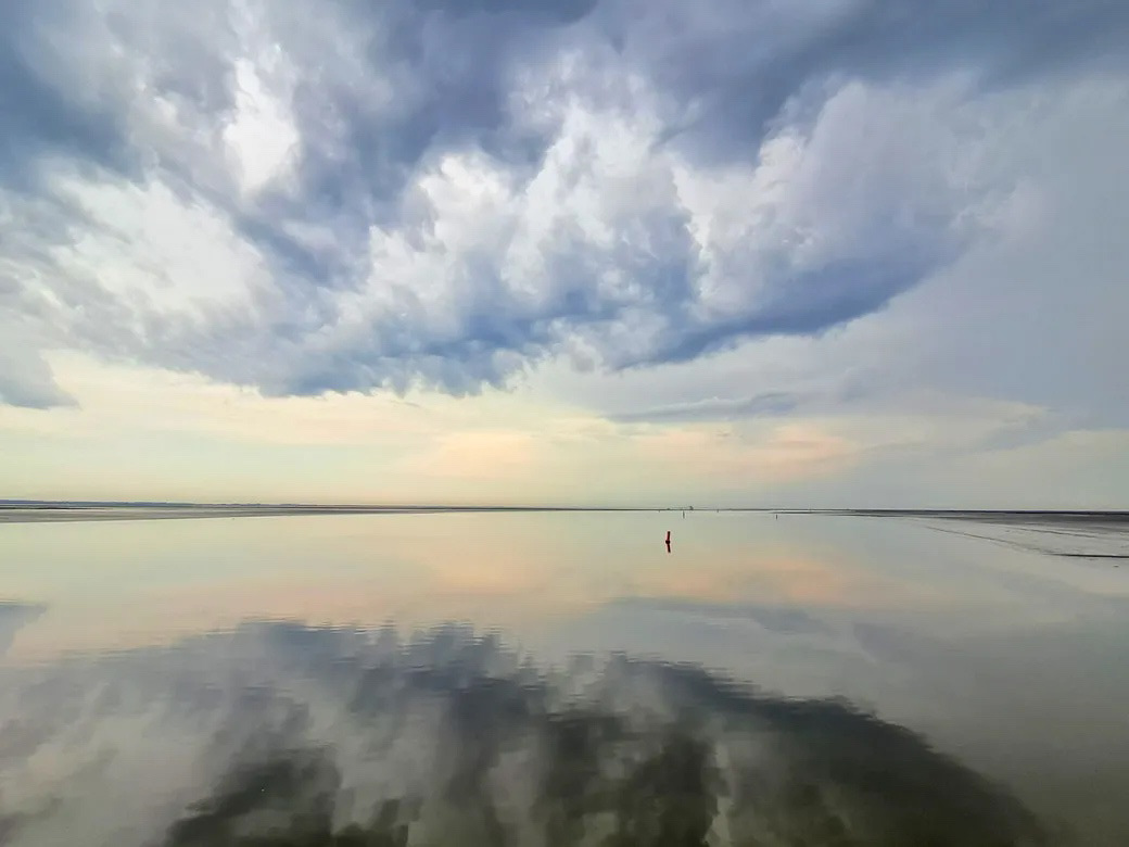 Cloud reflections on the water - jenny925030 [ Substack ]
