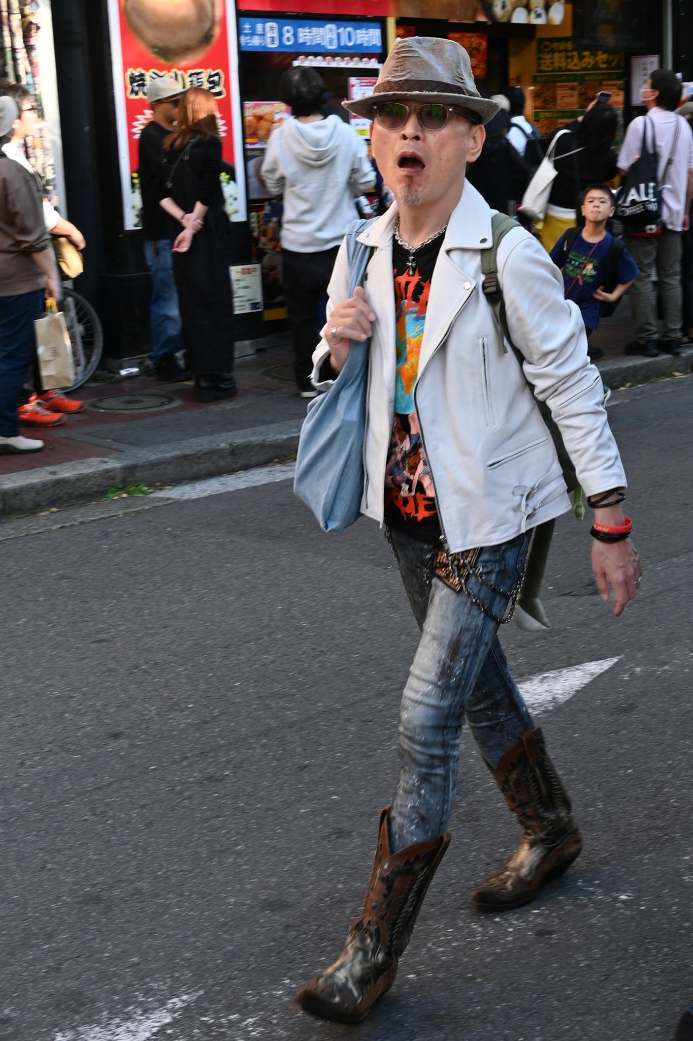 An afternoon walk among the tourists.