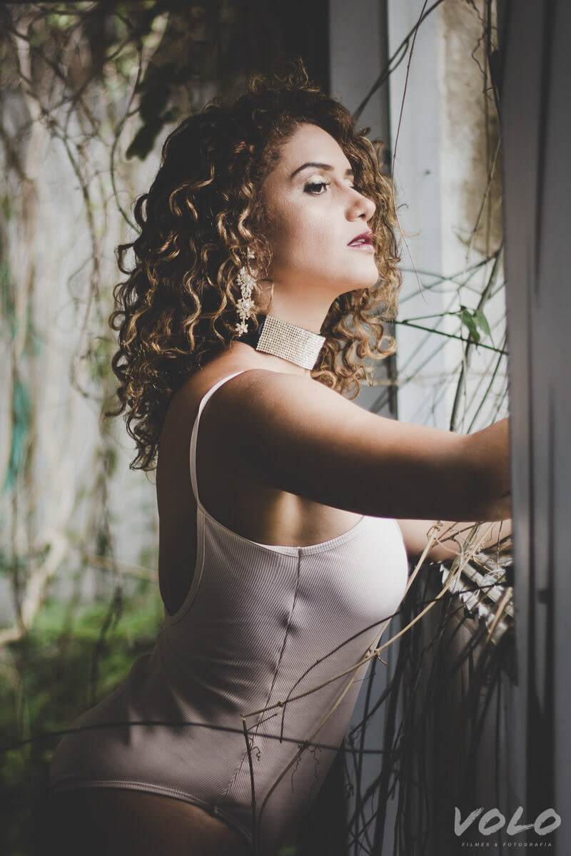 Fotografia de modelo, com iluminação natural.