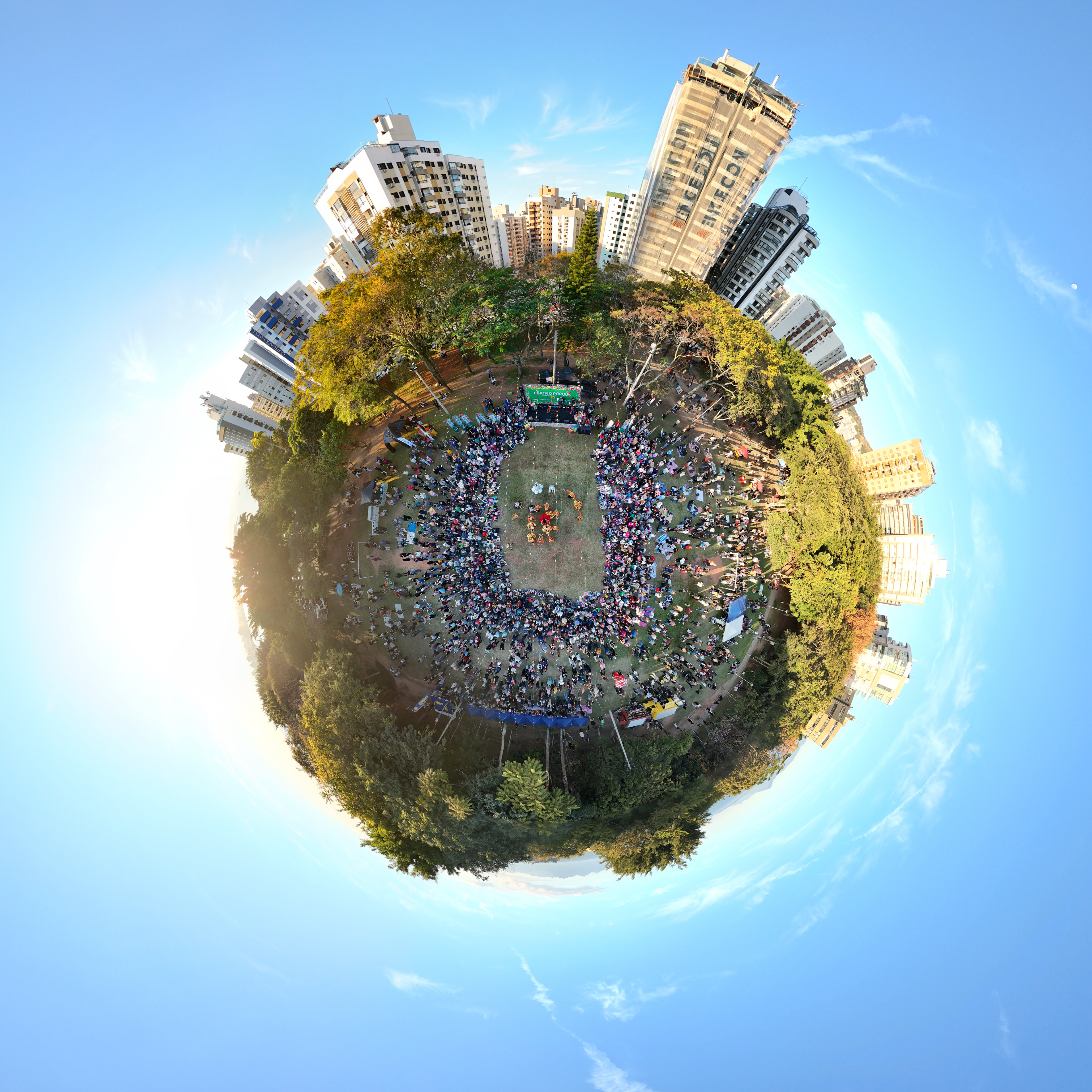 Fotografia aérea de cobertura de evento, em formado tipo mini-mundo (esférica)..