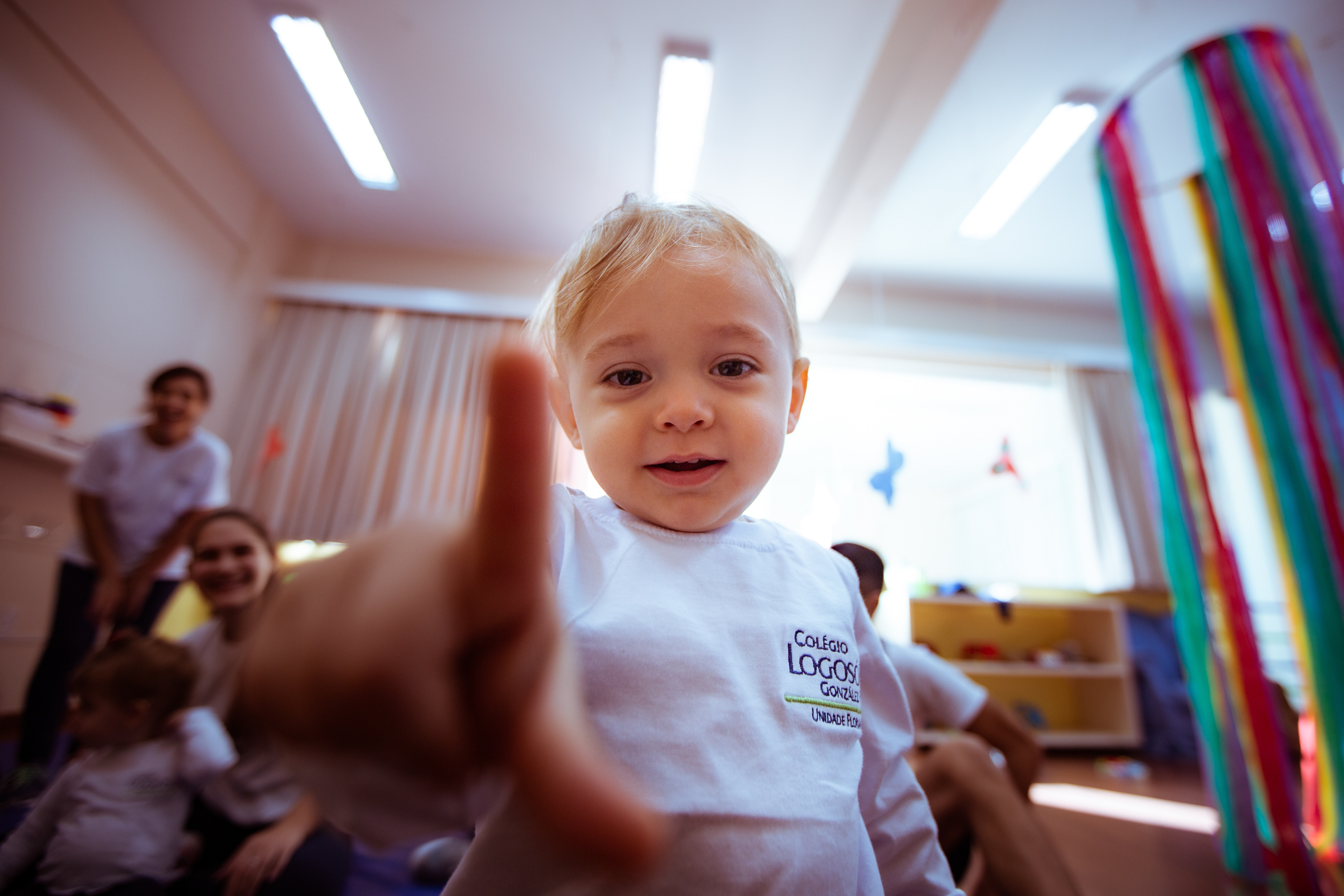 Fotografia comercial de escola com iluminação natural e estética documental.
