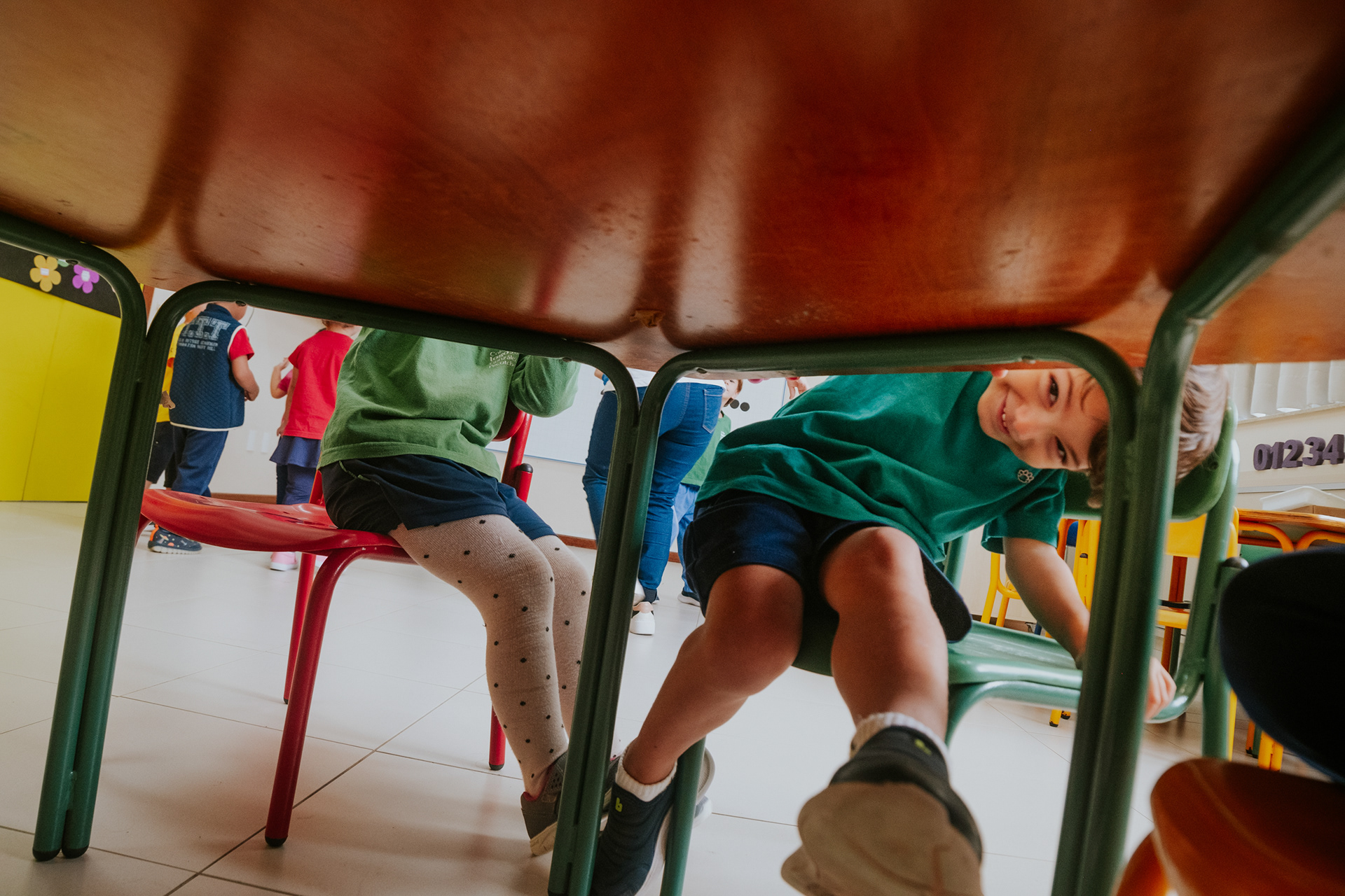 Fotografia comercial de escola com iluminação natural e estética documental.