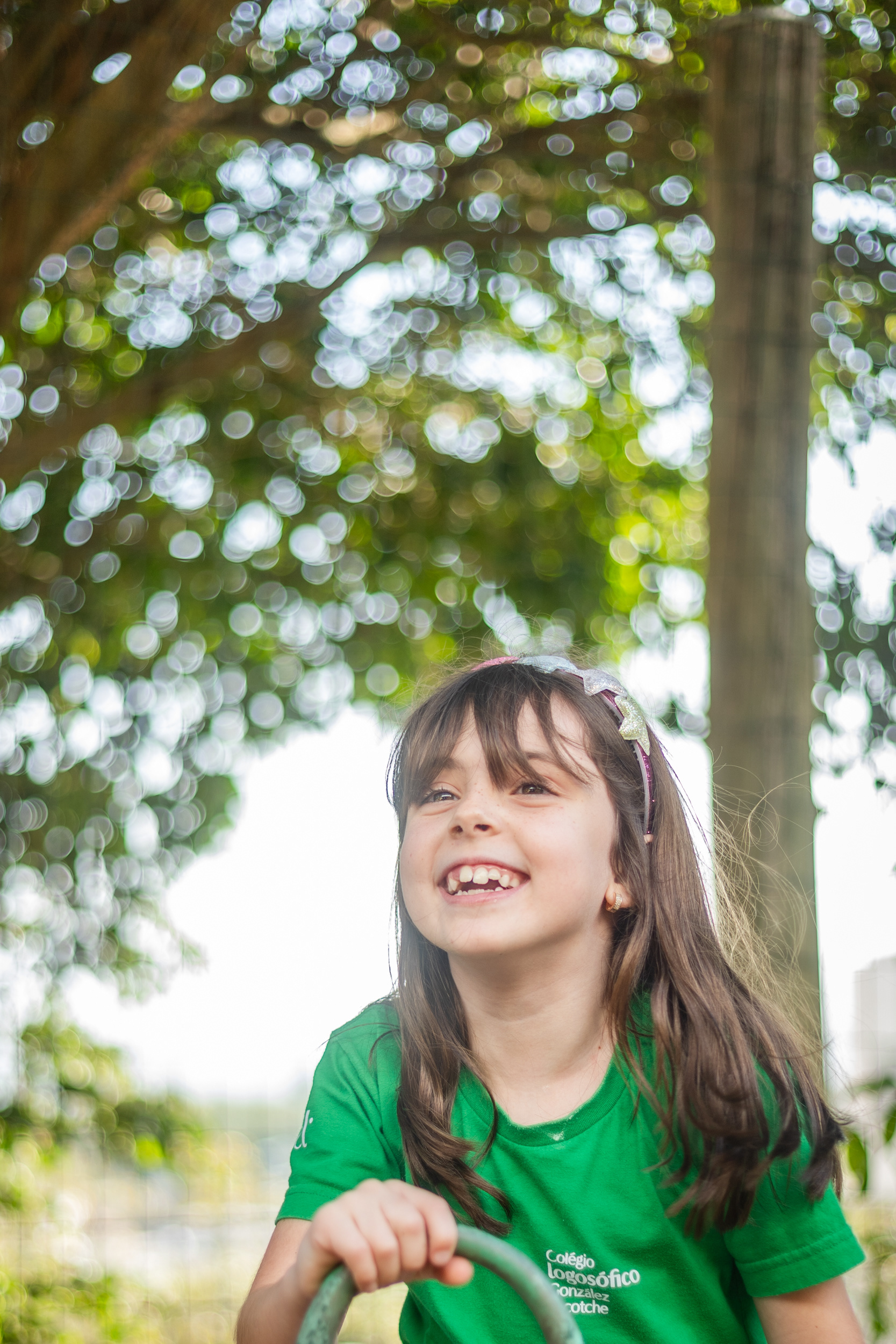 Fotografia comercial de criança em escola com iluminação natural e estética documental.