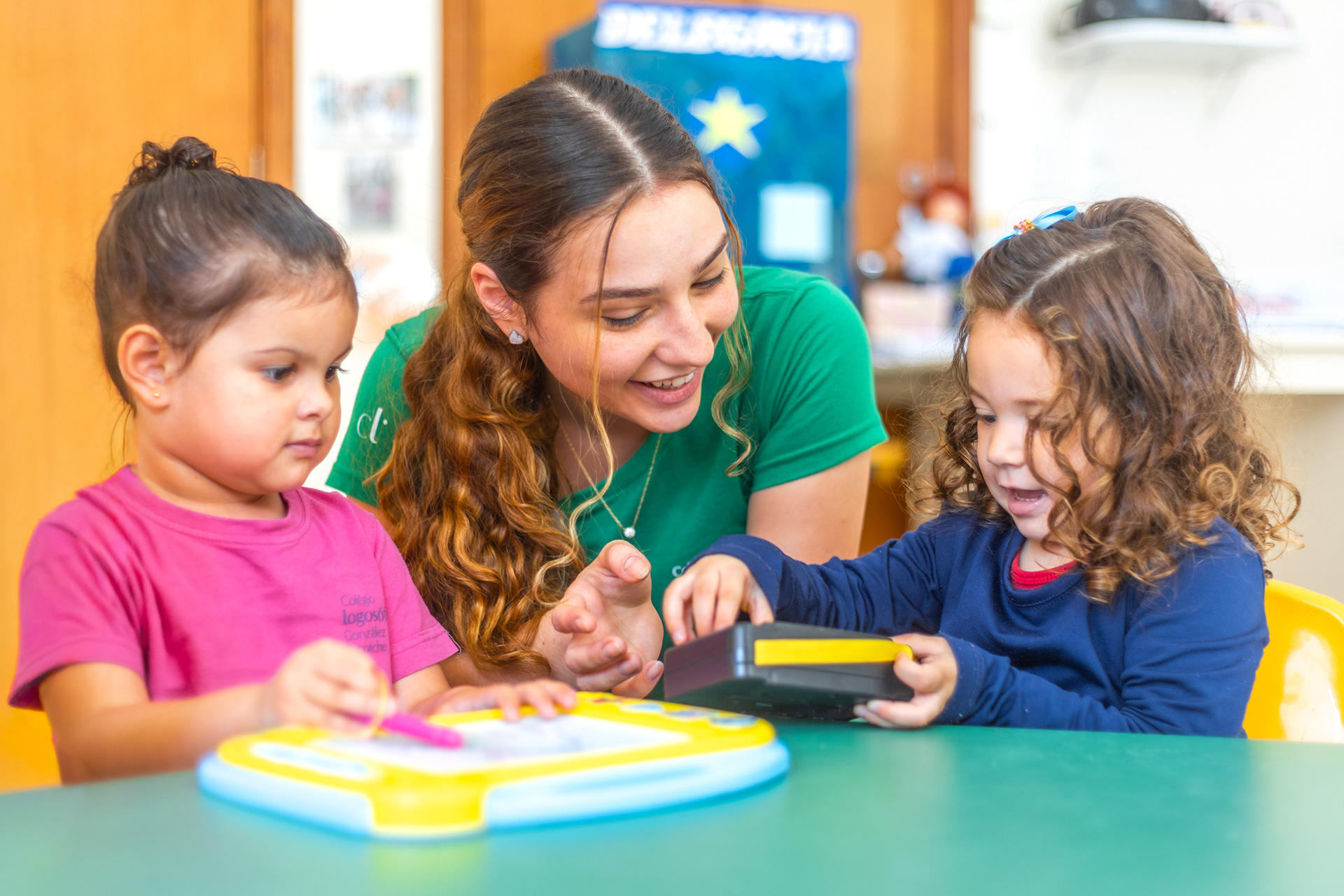 Fotografia comercial de escola com iluminação natural e estética documental.