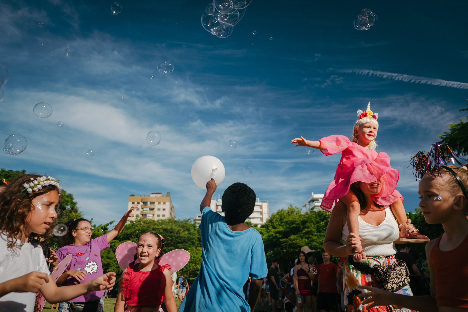 Fotografia de cobertura de evento, com iluminação natural e estética documental.