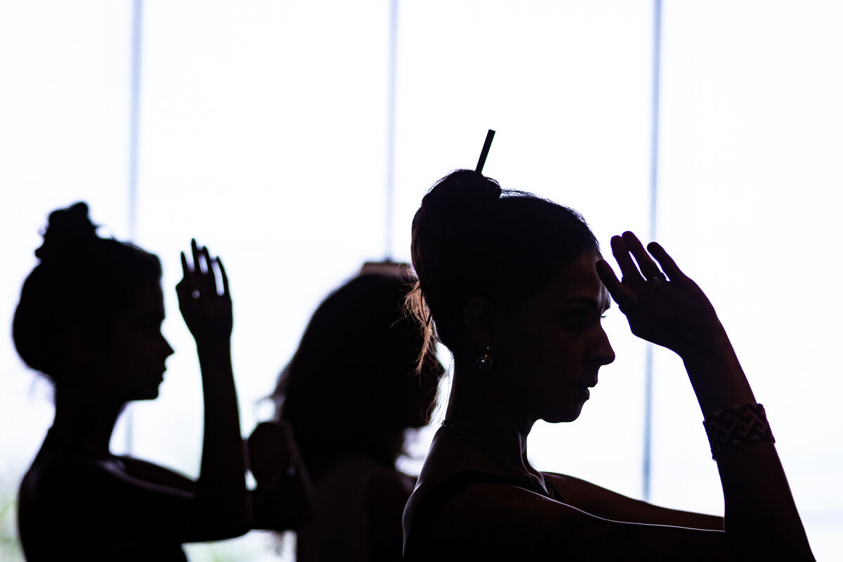 Fotografia de aula de dança, com iluminação natural e estética documental.