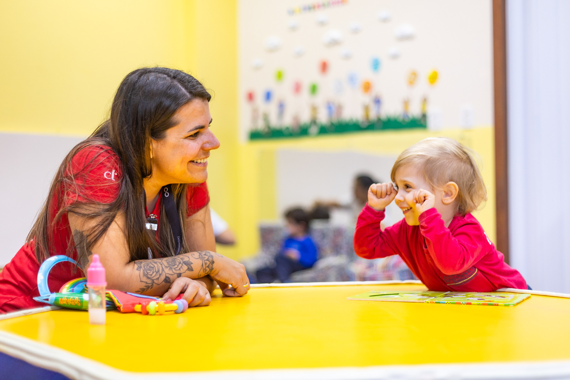Fotografia comercial de escola com iluminação natural e estética documental.