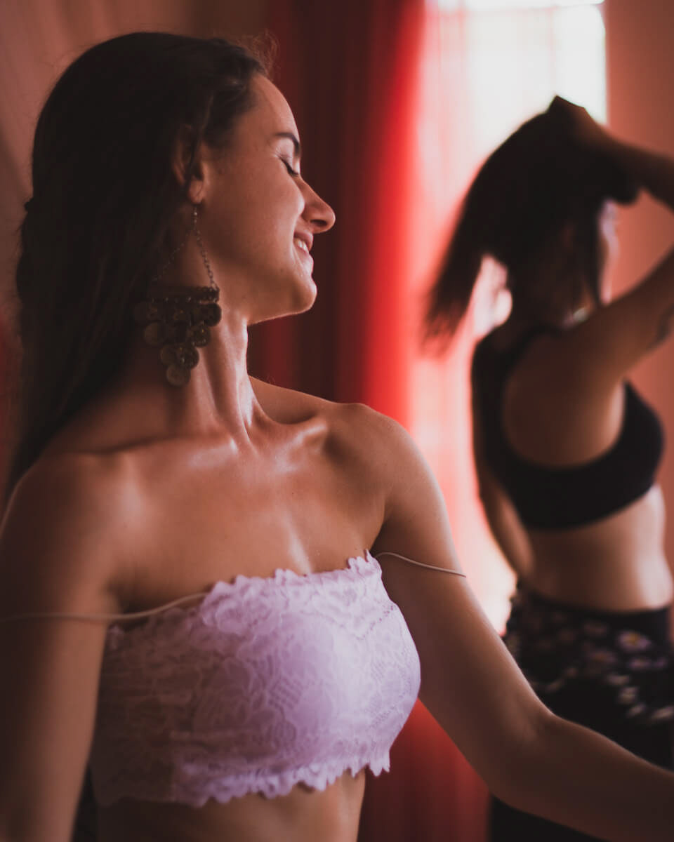 Fotografia de aula de dança, com iluminação natural e estética documental.