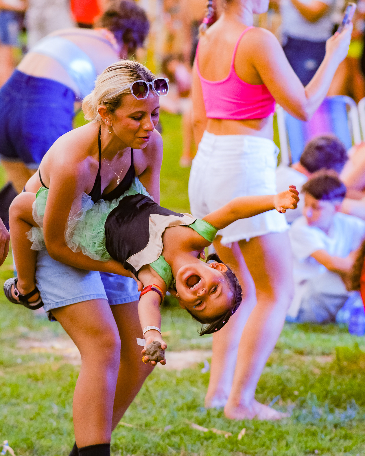 Fotografia de cobertura de evento, com iluminação natural e estética documental.