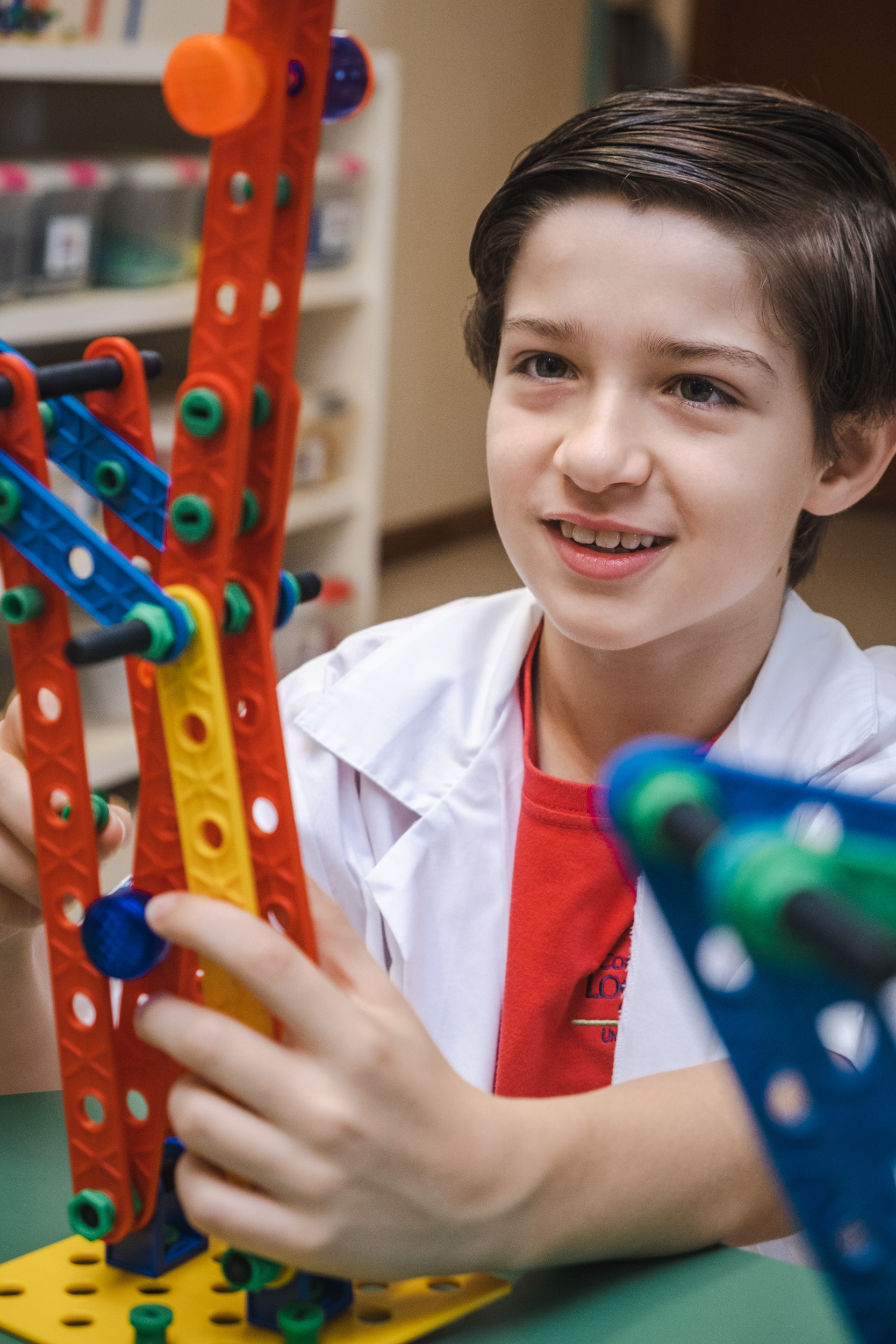 Fotografia comercial de escola com iluminação natural.