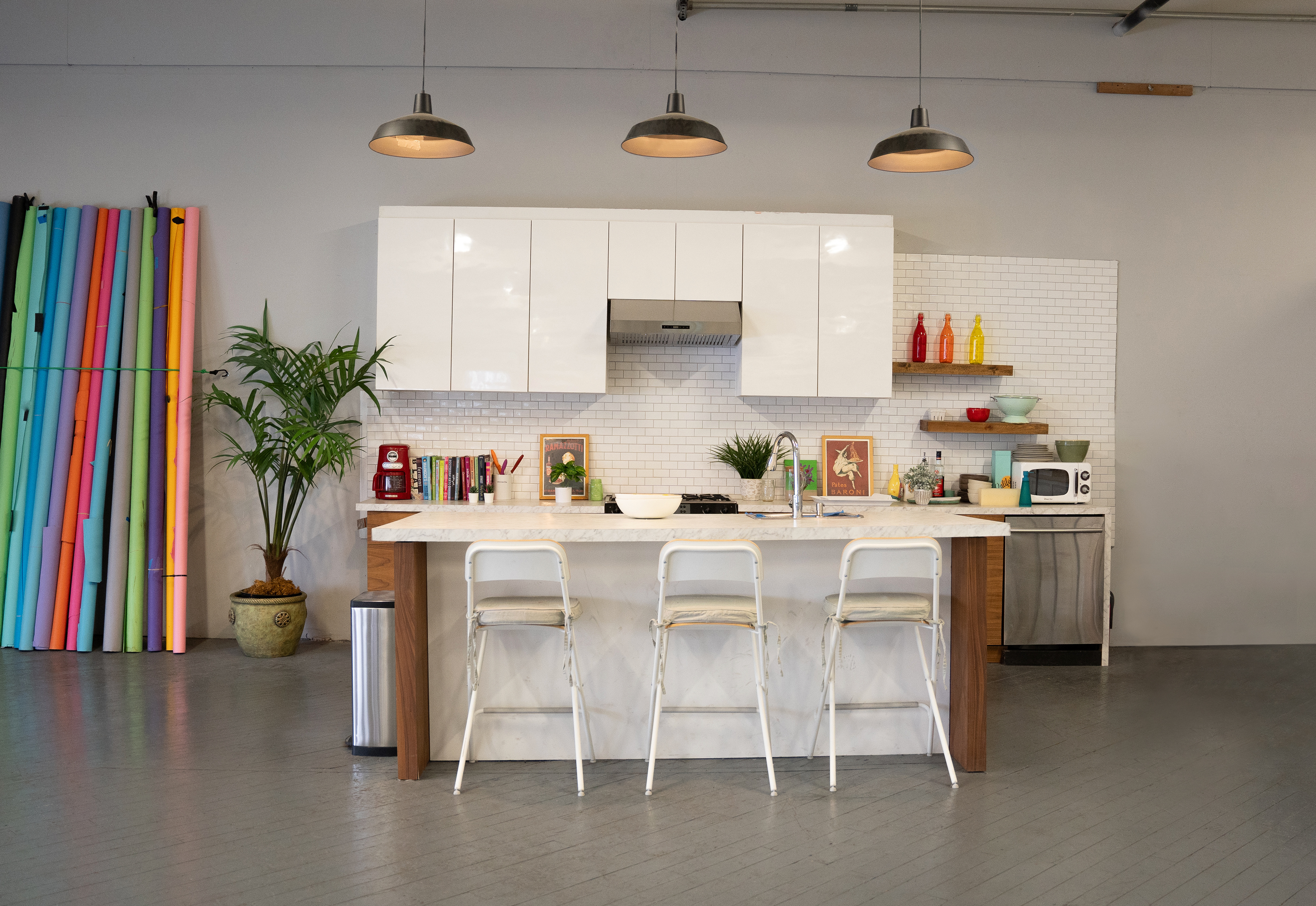 Modern, open-plan kitchen set