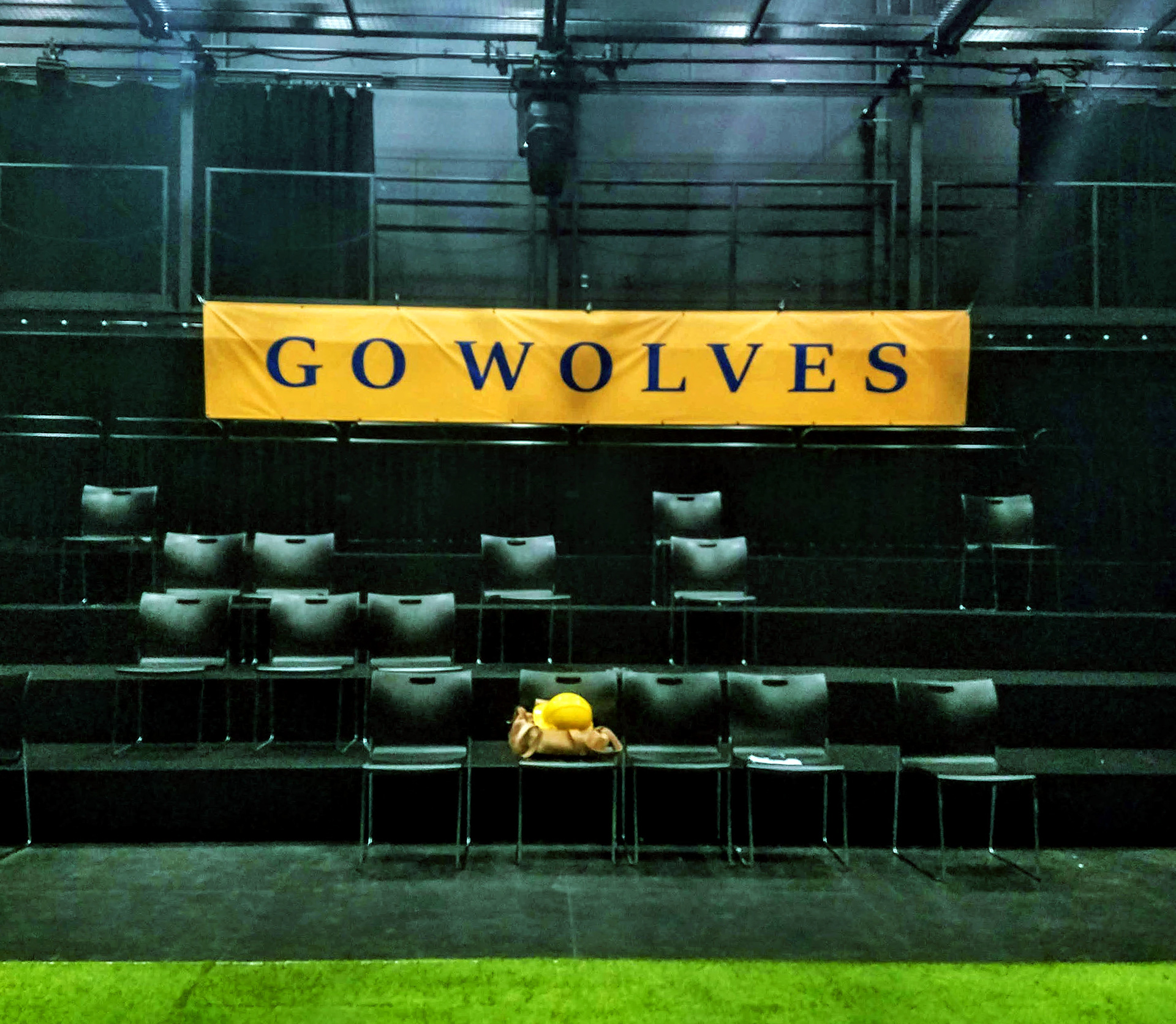 WOLVES BANNER LOAD IN