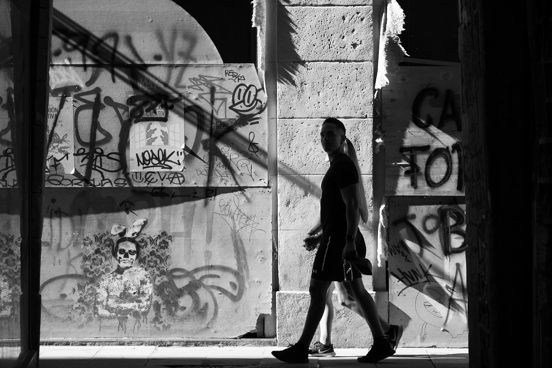passant de llarg / walk on by