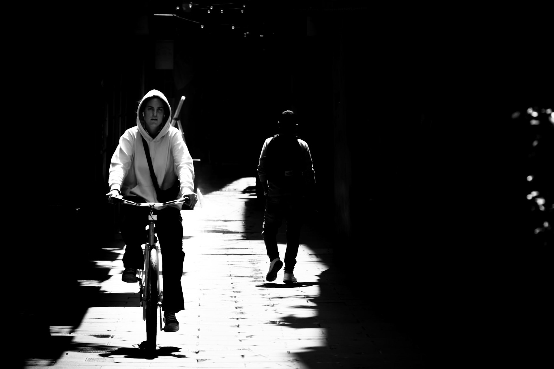 cap a la llum, cap a l'ombra / towards the light, towards the shadow