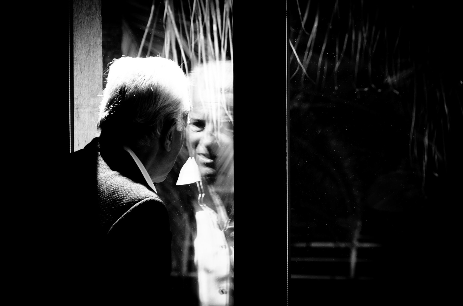 looking through the window / mirant per la finestra
