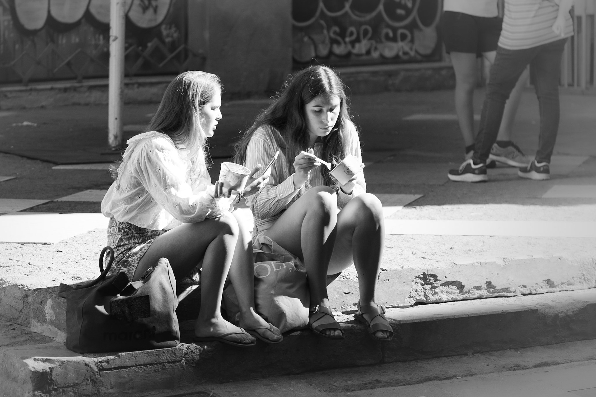 xerrant al sol / chatting in the sun