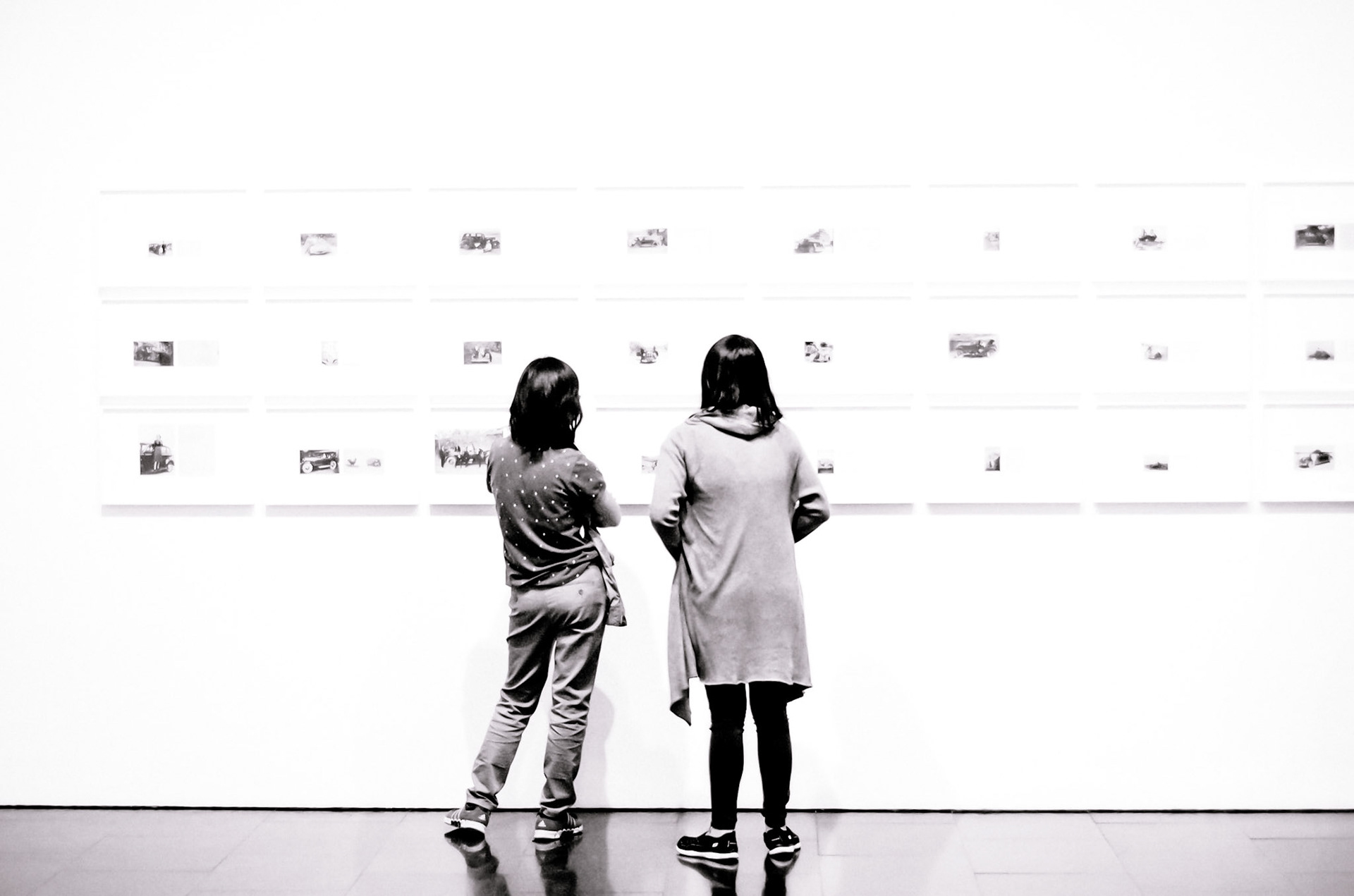photographs on the wall / fotografies a la pared