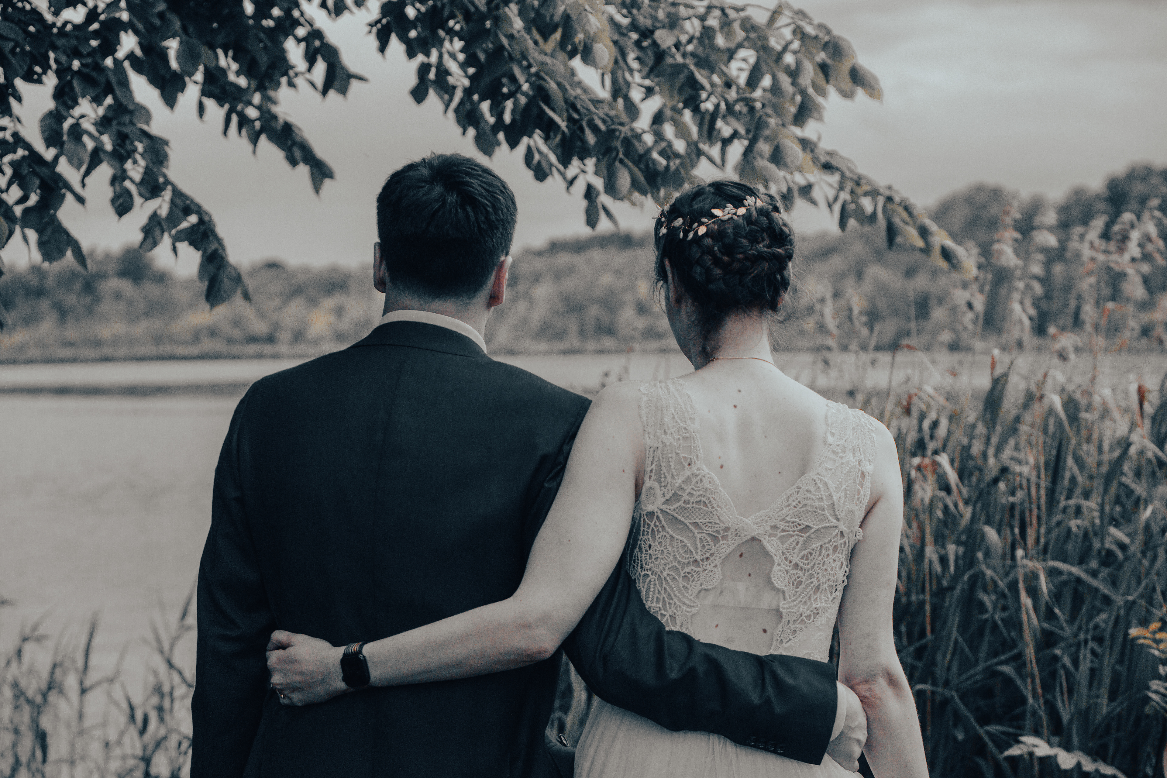 Brautpaar am See in Brandenburg