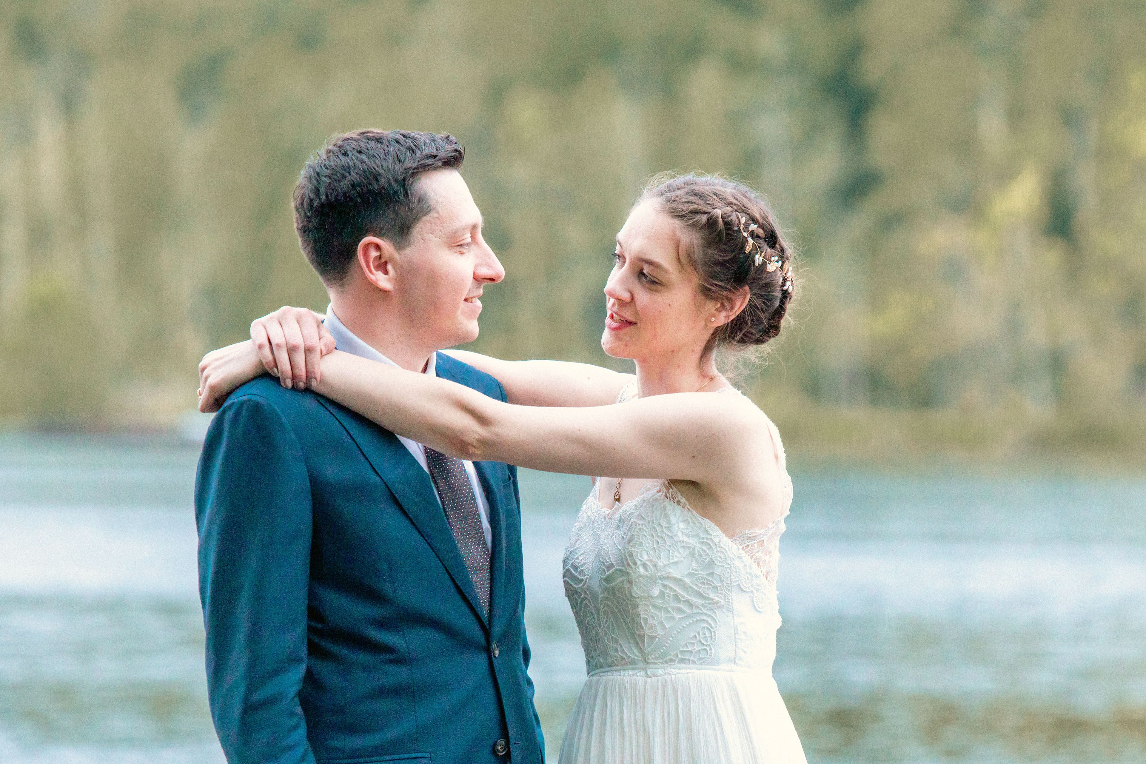 Emotionale Umarmung eines Brautpaars am See bei Sonnenuntergang in Brandenburg