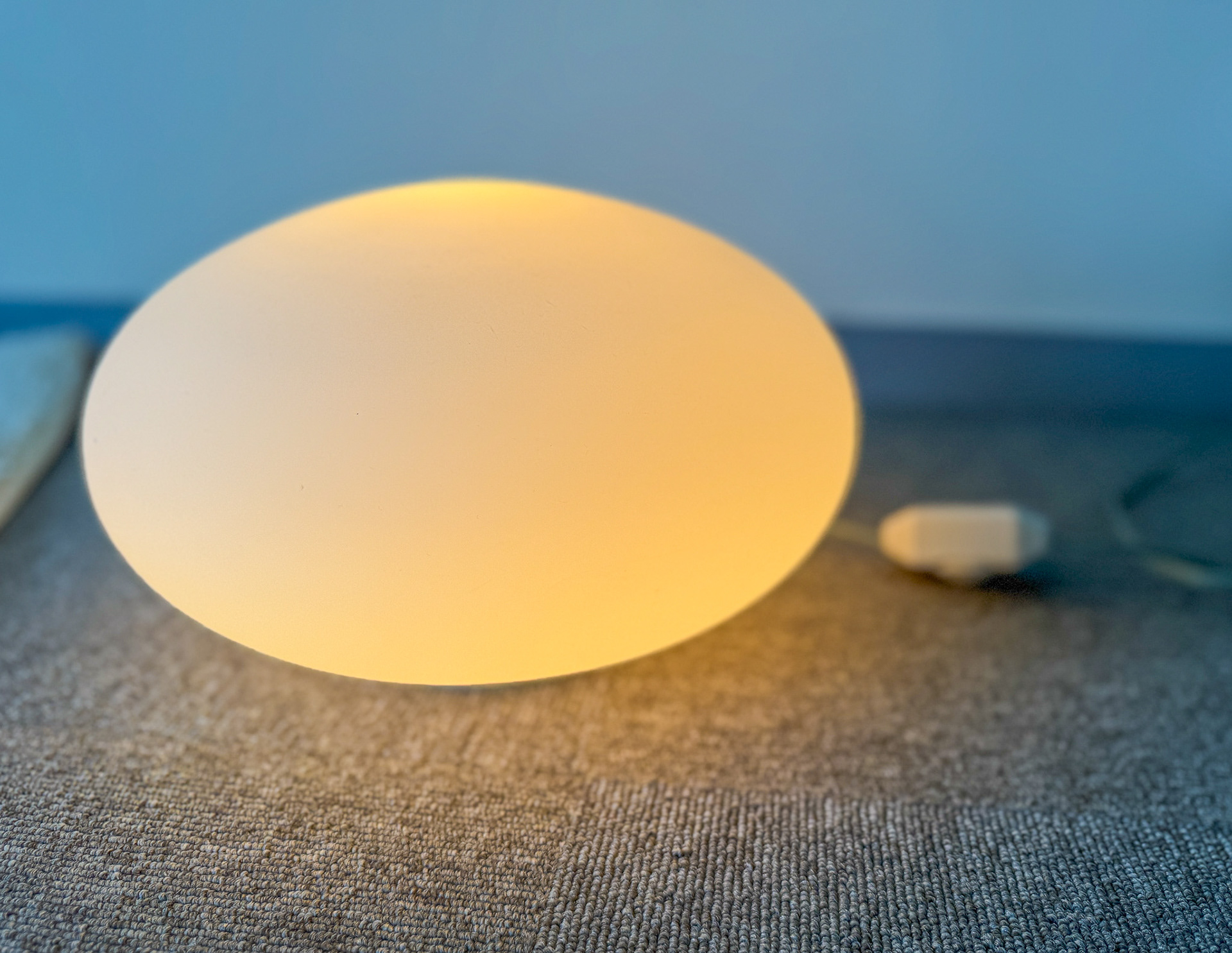 調光可能な床置き間接照明